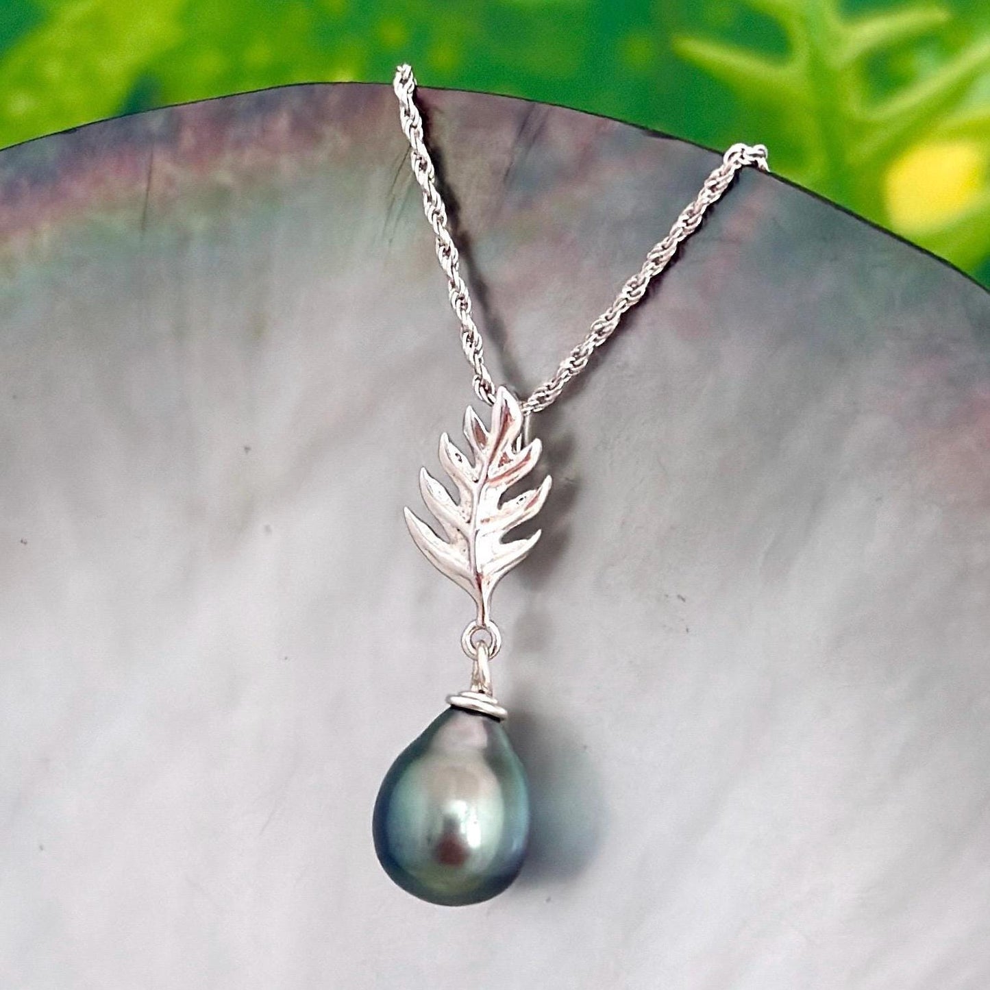 Sterling silver tahitian pearl pendant with ulu leaf design