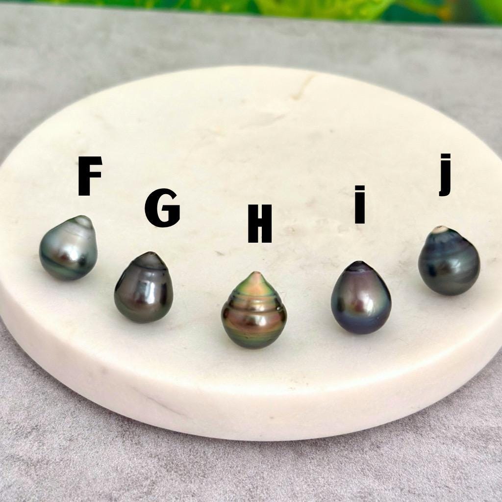Tahitian pearl necklace — Staggered Keshi • genuine and organic shapes • Long chain