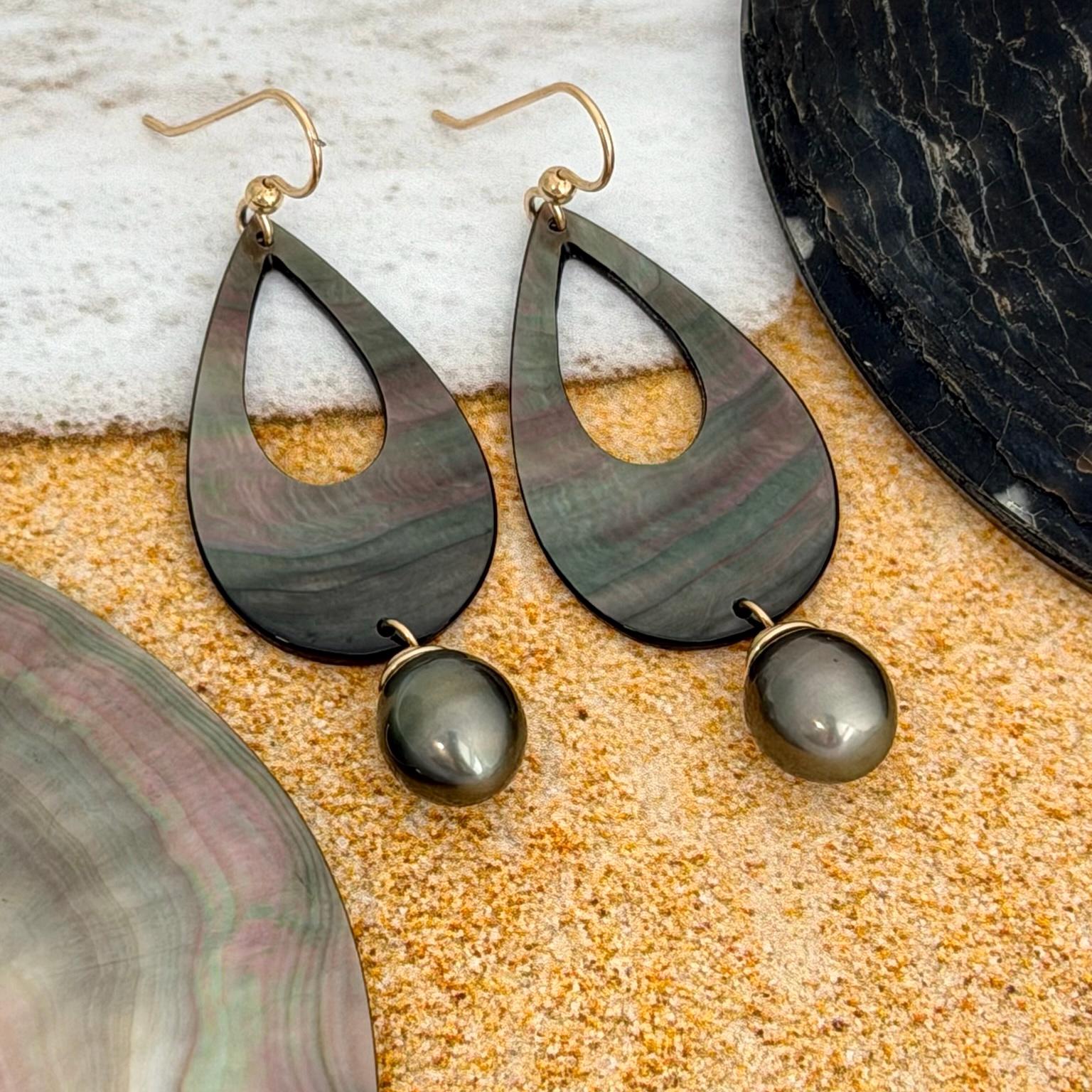 Natural Tahitian Pearl and Mother of Pearl Shell earrings • Teardrop shape