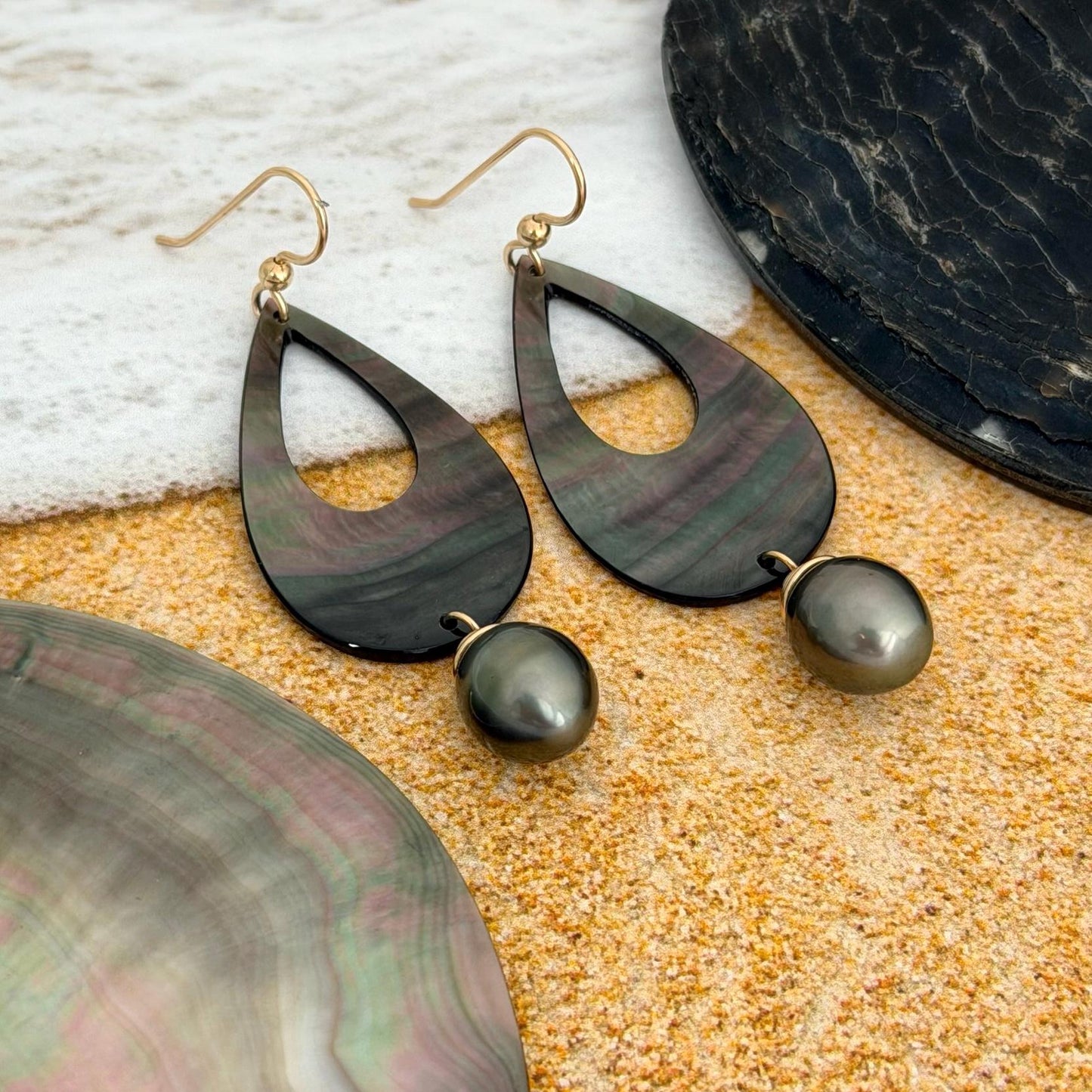 Natural Tahitian Pearl and Mother of Pearl Shell earrings • Teardrop shape
