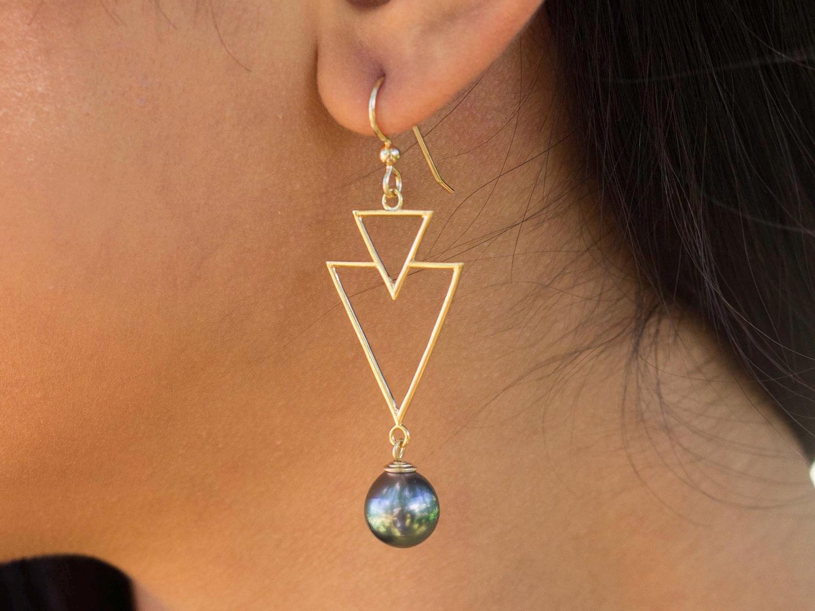 Tahitian pearl drop earrings - 14k Gold Vermeil • Triangle Hawaiian design