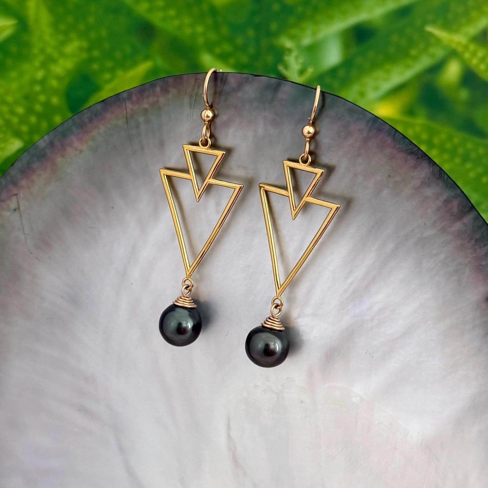 Tahitian pearl drop earrings - 14k Gold Vermeil • Triangle Hawaiian design