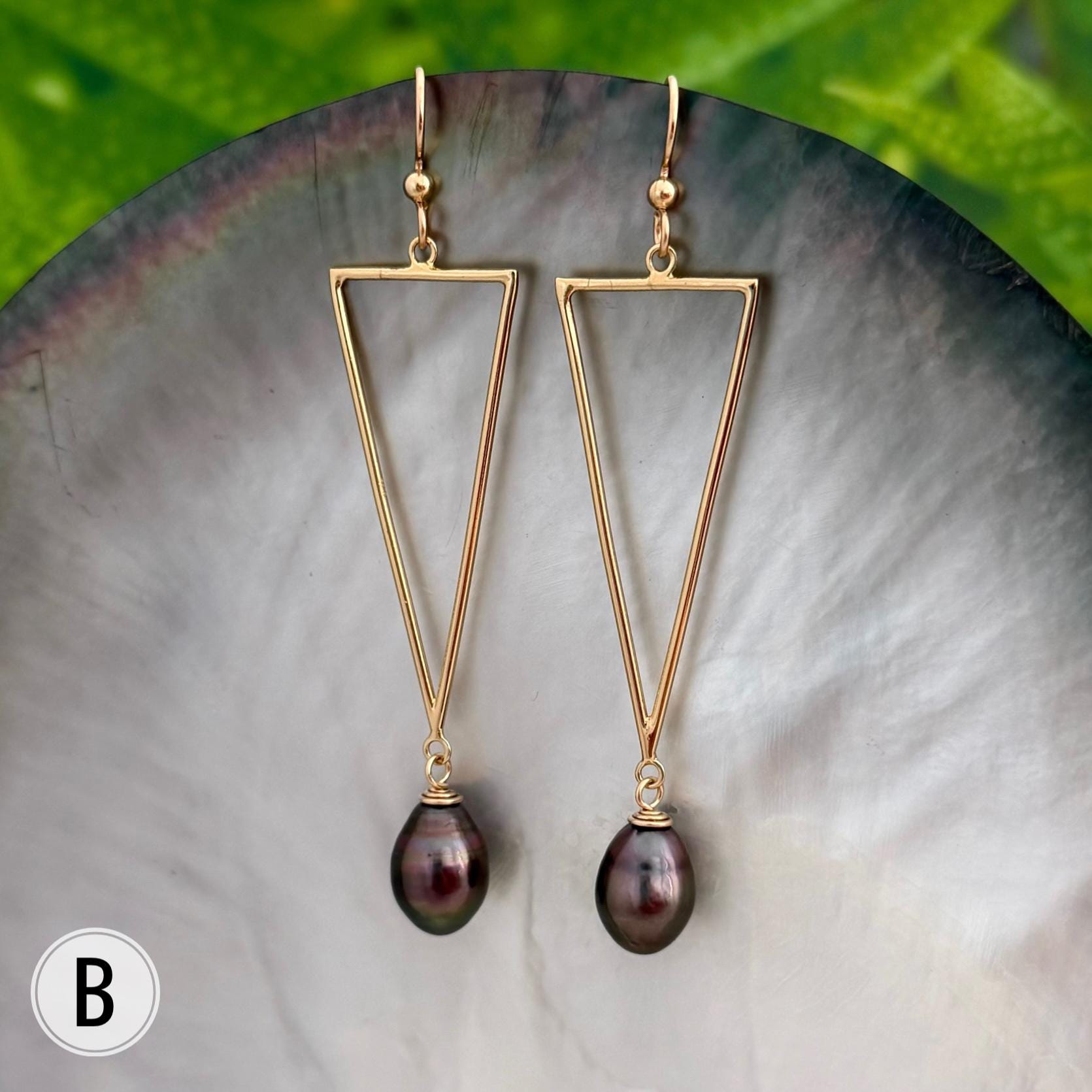 Tahitian pearl drop earrings • Minimalist sleek Gold triangle