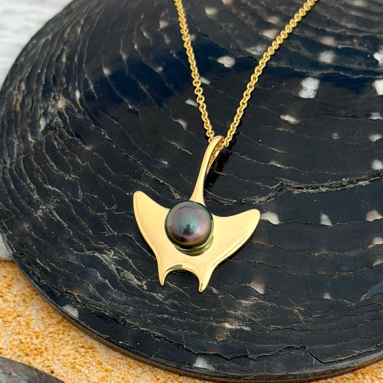 Tahitian pearl necklace • Manta Ray pendant • ocean jewelry • Hawaiian Aumakua • Yellow Gold