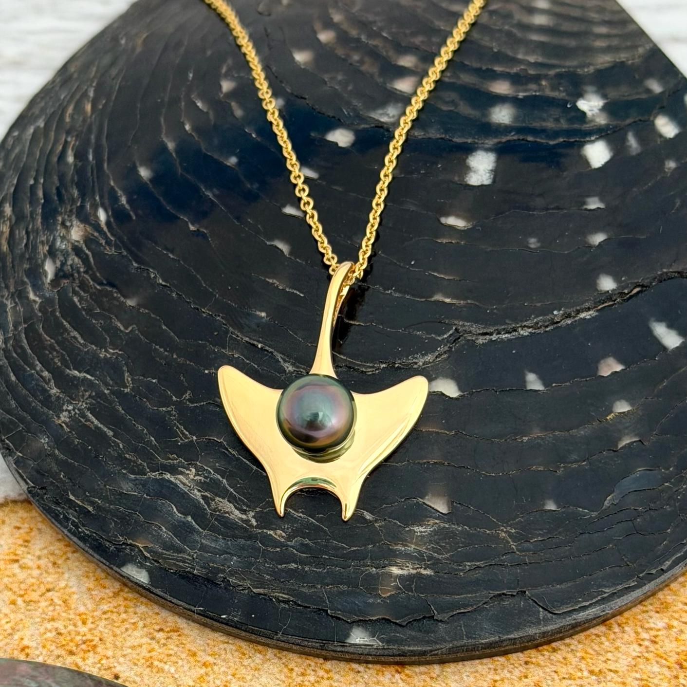 Tahitian pearl necklace • Manta Ray pendant • ocean jewelry • Hawaiian Aumakua • Yellow Gold