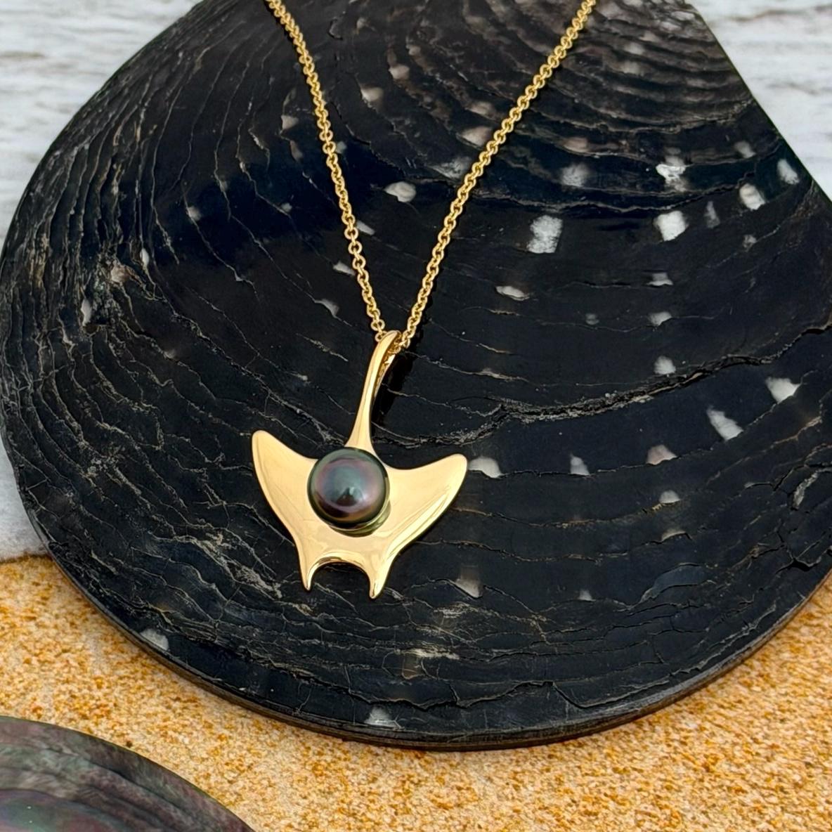 Tahitian pearl necklace • Manta Ray pendant • ocean jewelry • Hawaiian Aumakua • Yellow Gold