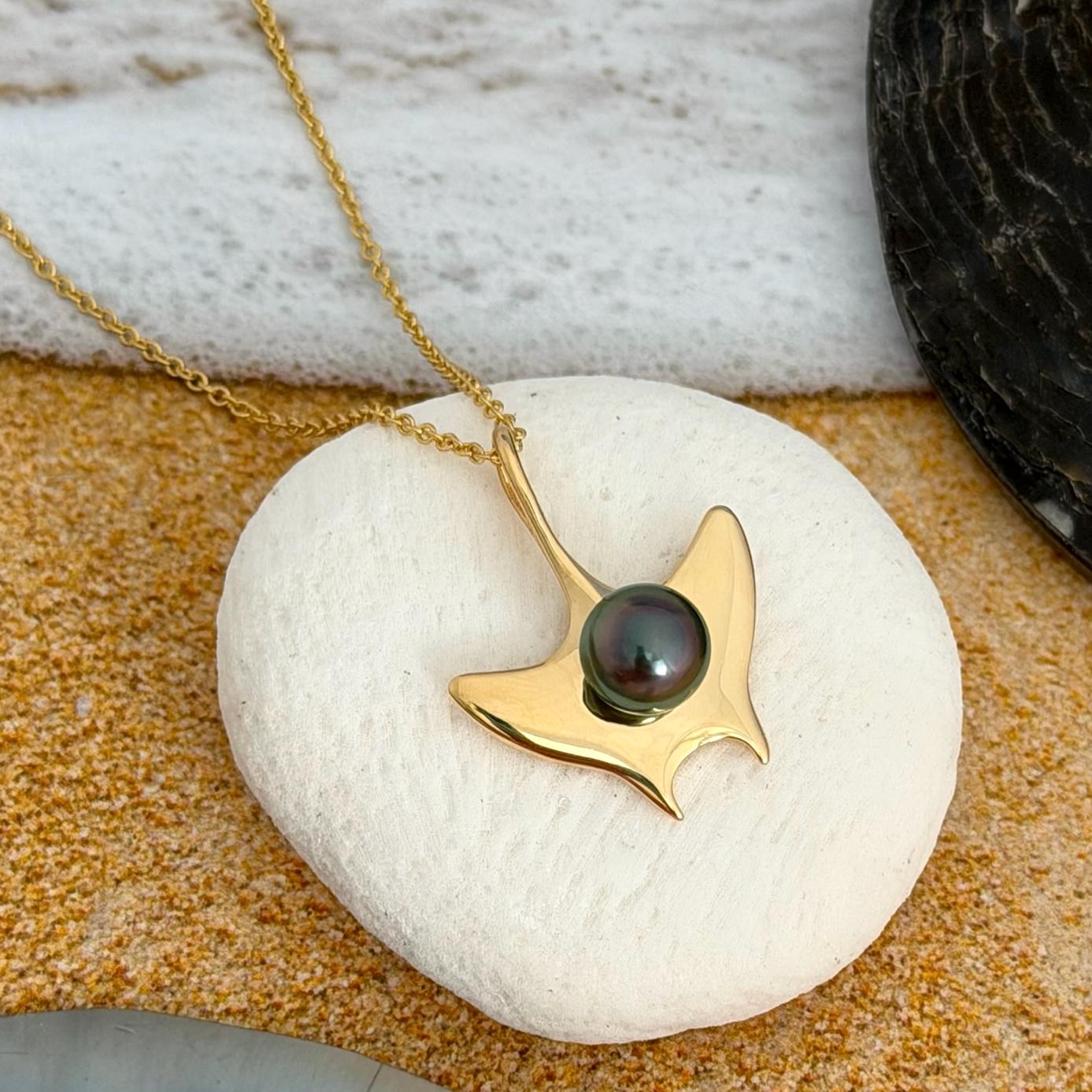 Tahitian pearl necklace • Manta Ray pendant • ocean jewelry • Hawaiian Aumakua • Yellow Gold