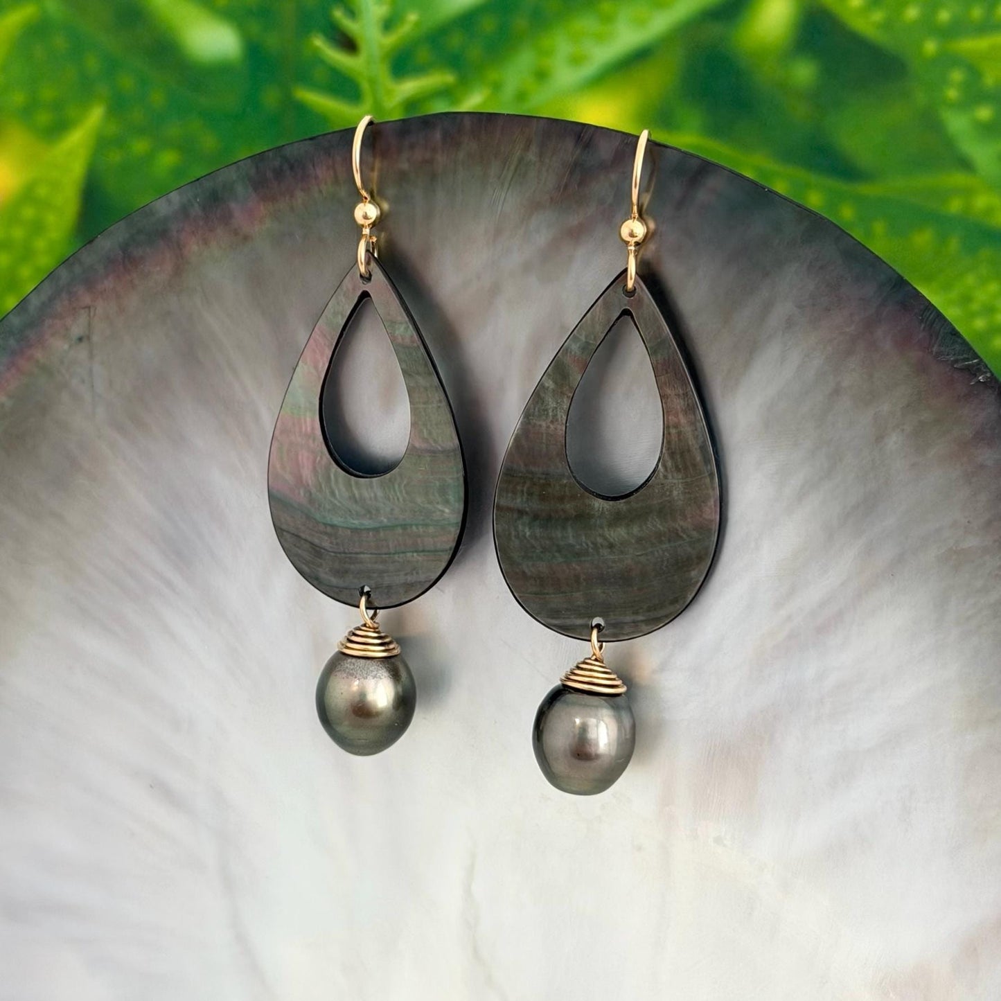 Natural Tahitian Pearl and Mother of Pearl Shell earrings • Teardrop shape