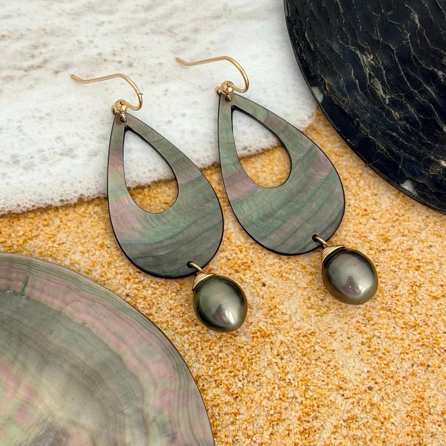 Natural Tahitian Pearl and Mother of Pearl Shell earrings • Teardrop shape