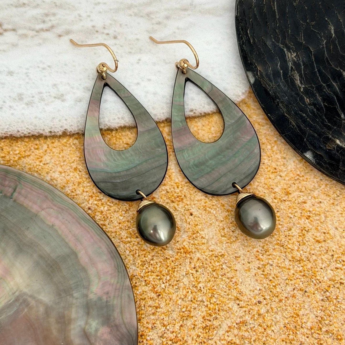 Natural Tahitian Pearl and Mother of Pearl Shell earrings • Teardrop shape