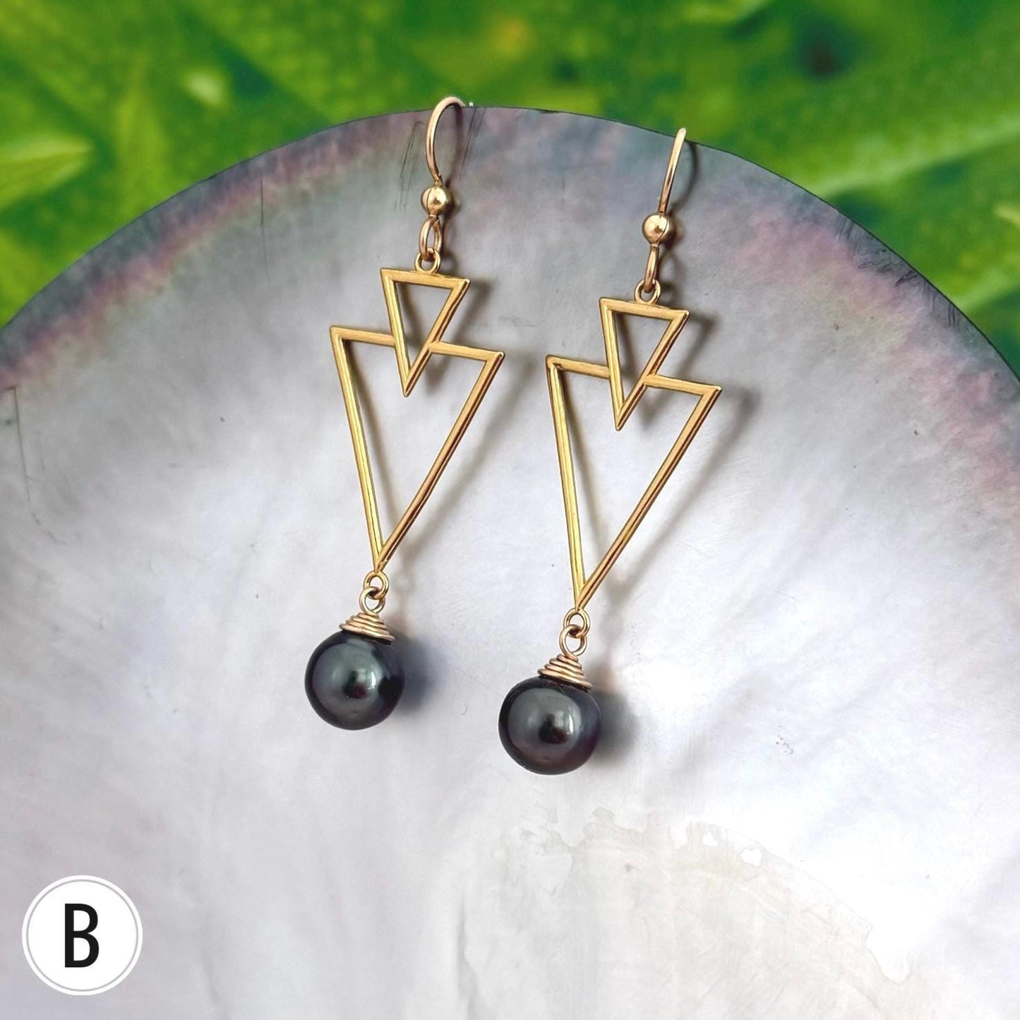 Tahitian pearl drop earrings - 14k Gold Vermeil • Triangle Hawaiian design