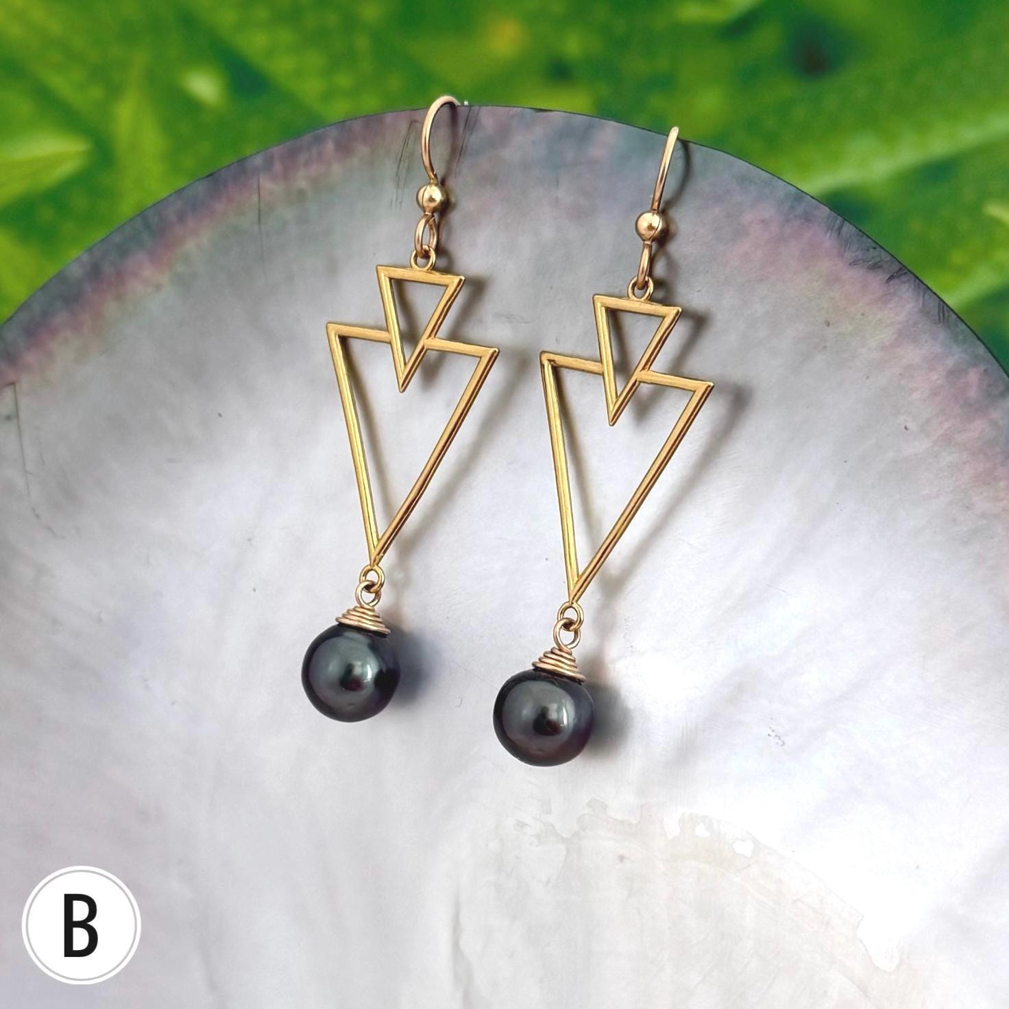 Tahitian pearl drop earrings - 14k Gold Vermeil • Triangle Hawaiian design