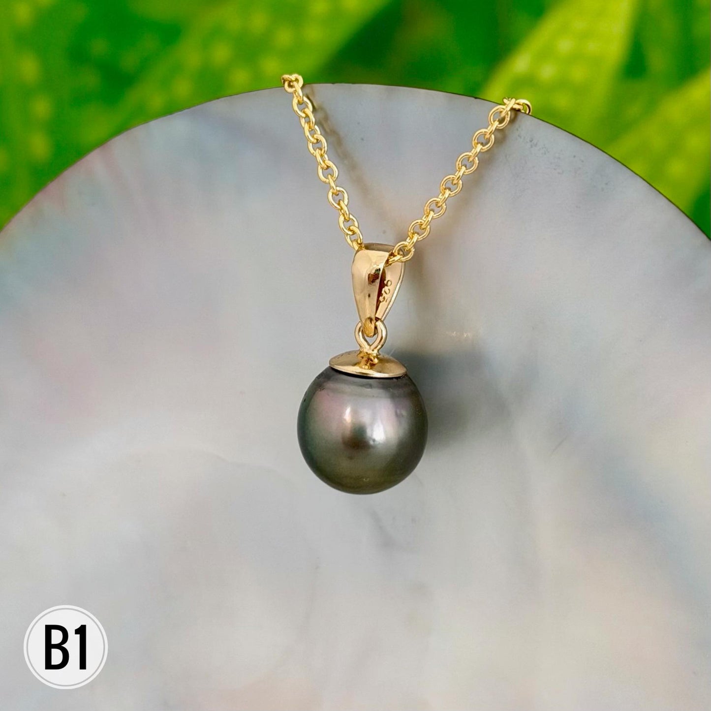 Tahitian Black Pearl Pendant: Gold vermeil • Casual jewelry