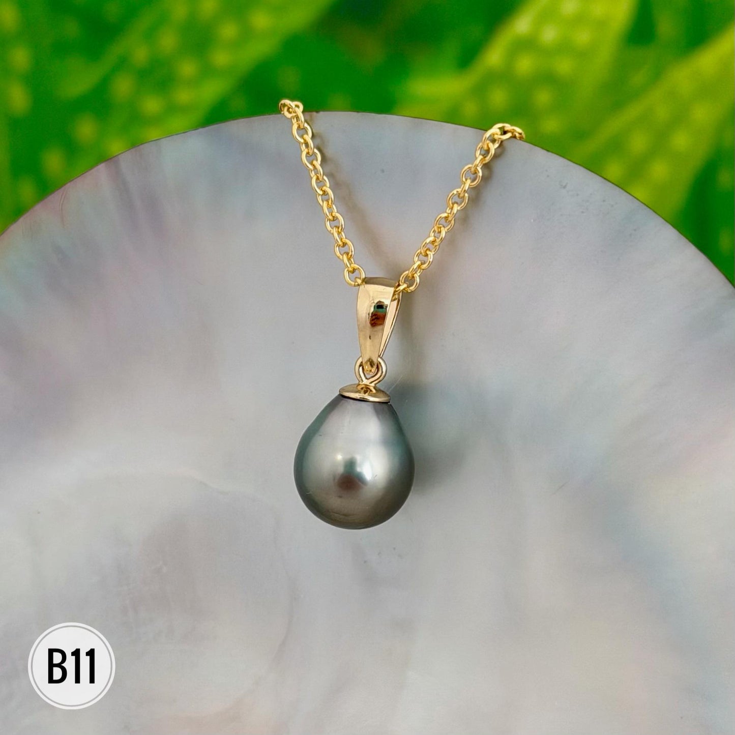 Tahitian Black Pearl Pendant: Gold vermeil • Casual jewelry