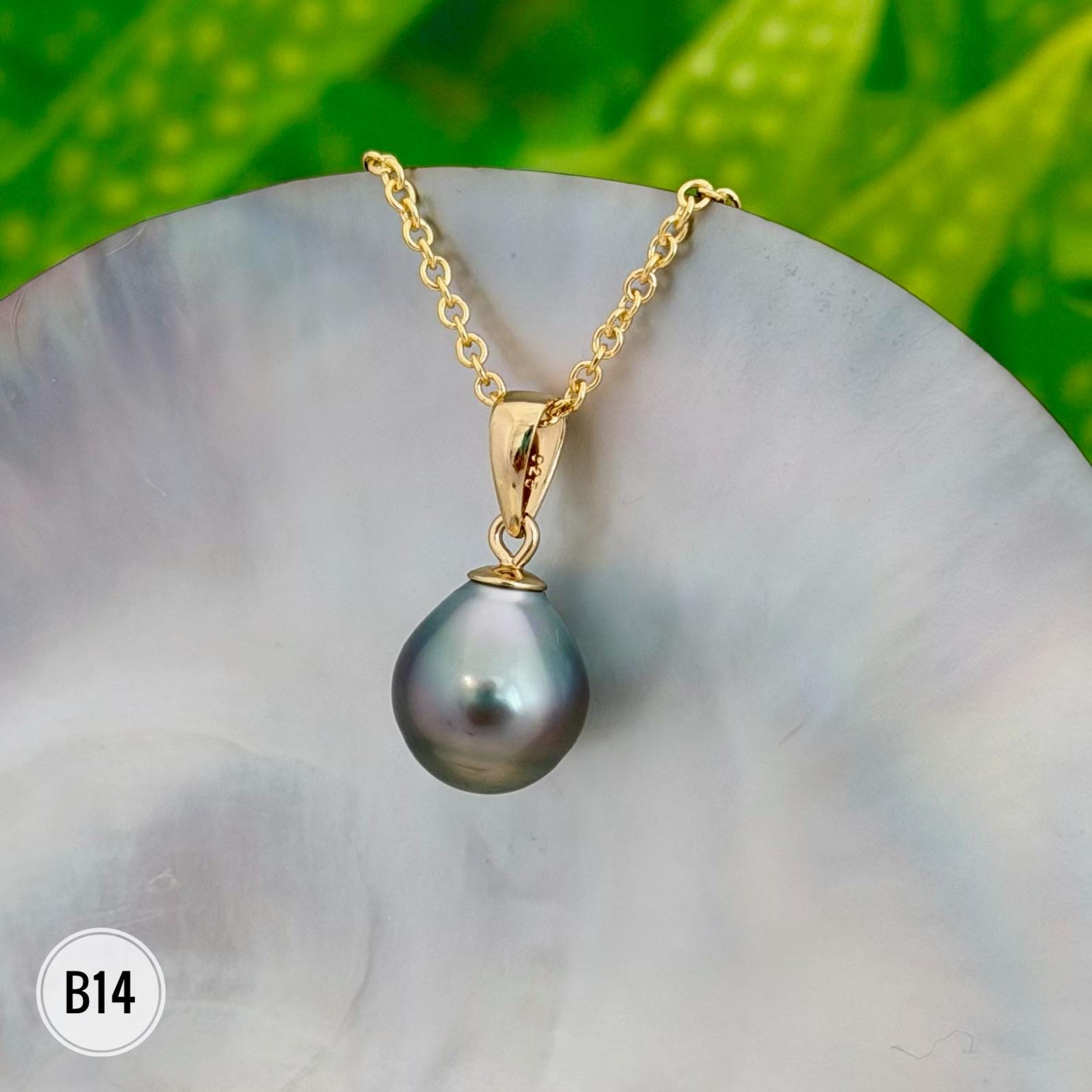 Tahitian Black Pearl Pendant: Gold vermeil • Casual jewelry
