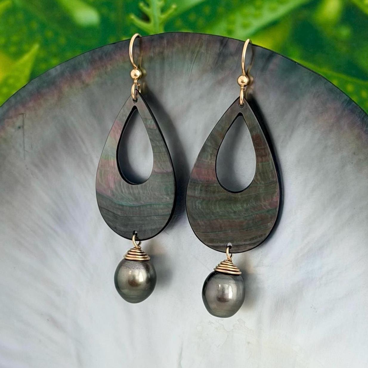 Natural Tahitian Pearl and Mother of Pearl Shell earrings • Teardrop shape