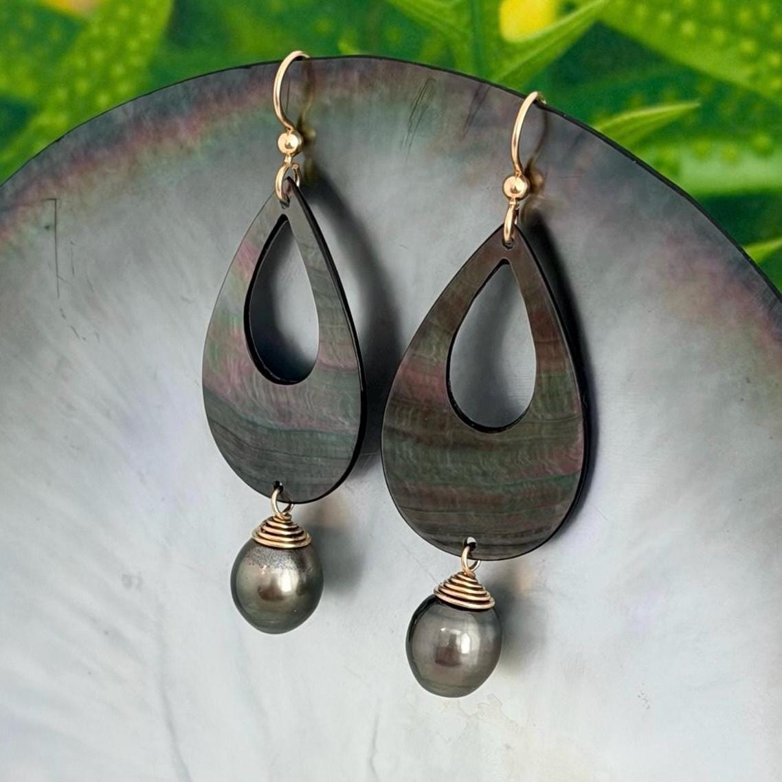 Natural Tahitian Pearl and Mother of Pearl Shell earrings • Teardrop shape