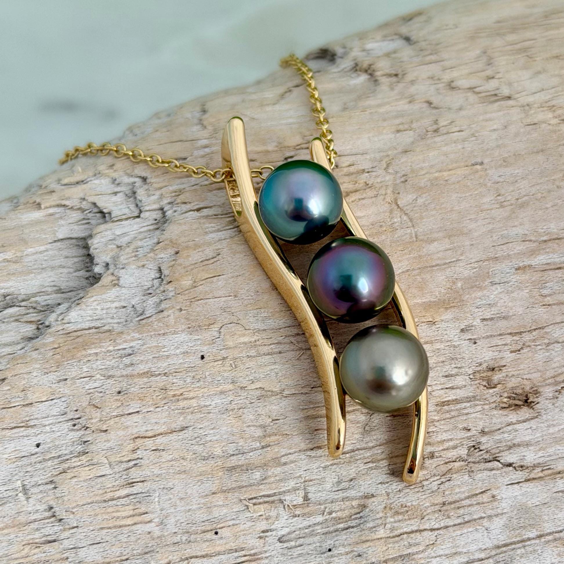 RARE Tahitian Pearl Necklace • Vibrant colors • Green, Aubergine, Gold