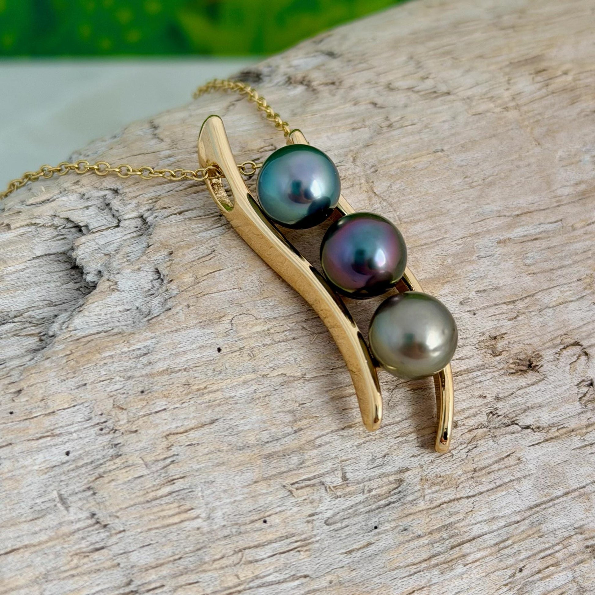 RARE Tahitian Pearl Necklace • Vibrant colors • Green, Aubergine, Gold