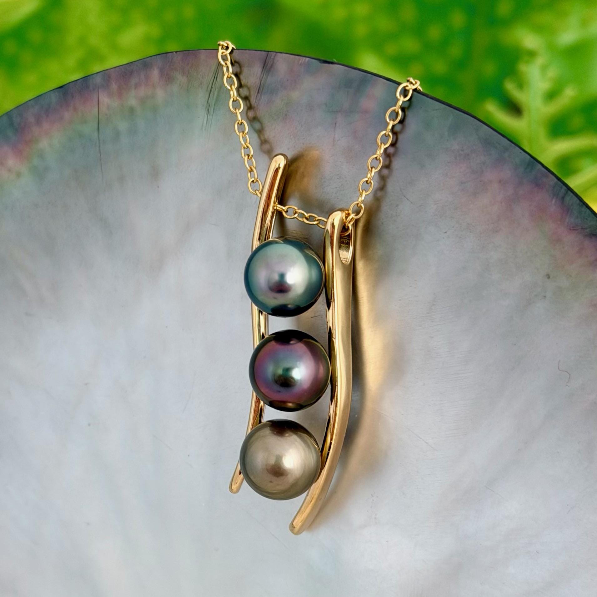 Eare tahitian pearl pendant with three colorful pearls Teal Aunergine and golden on a Yellow gold setting