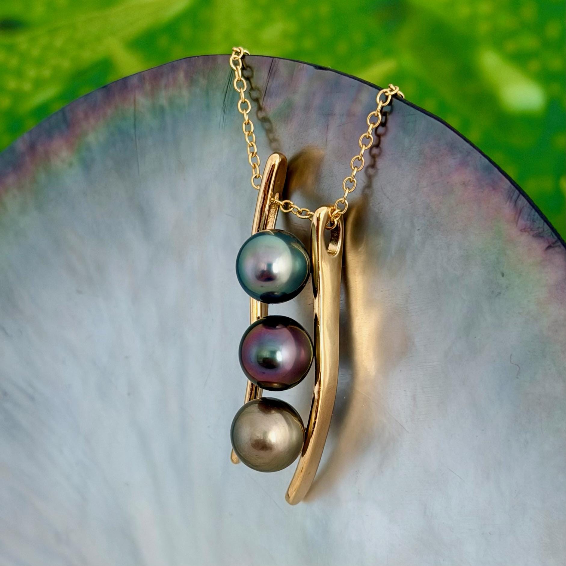 RARE Tahitian Pearl Necklace • Vibrant colors • Green, Aubergine, Gold