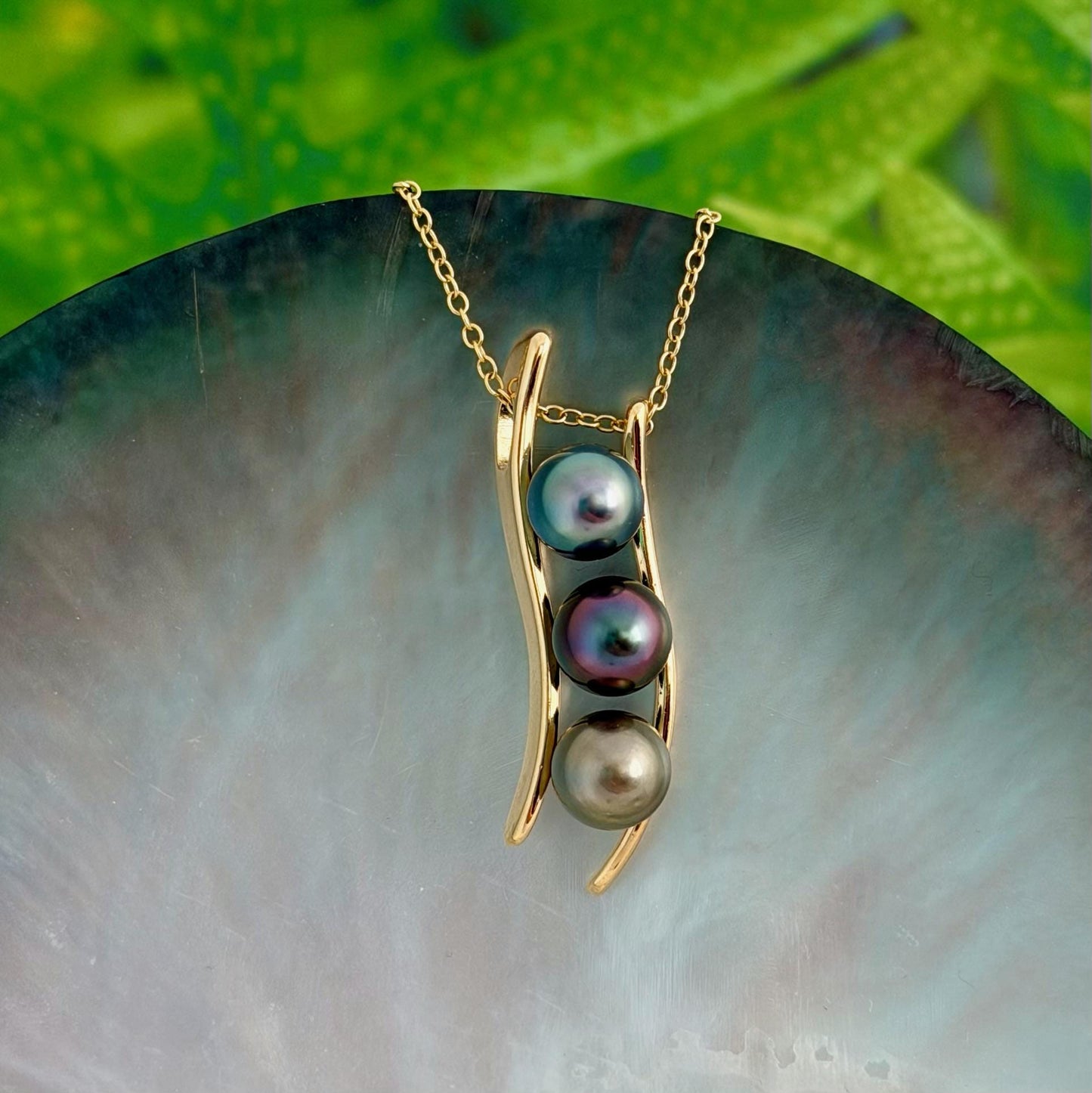 RARE Tahitian Pearl Necklace • Vibrant colors • Green, Aubergine, Gold