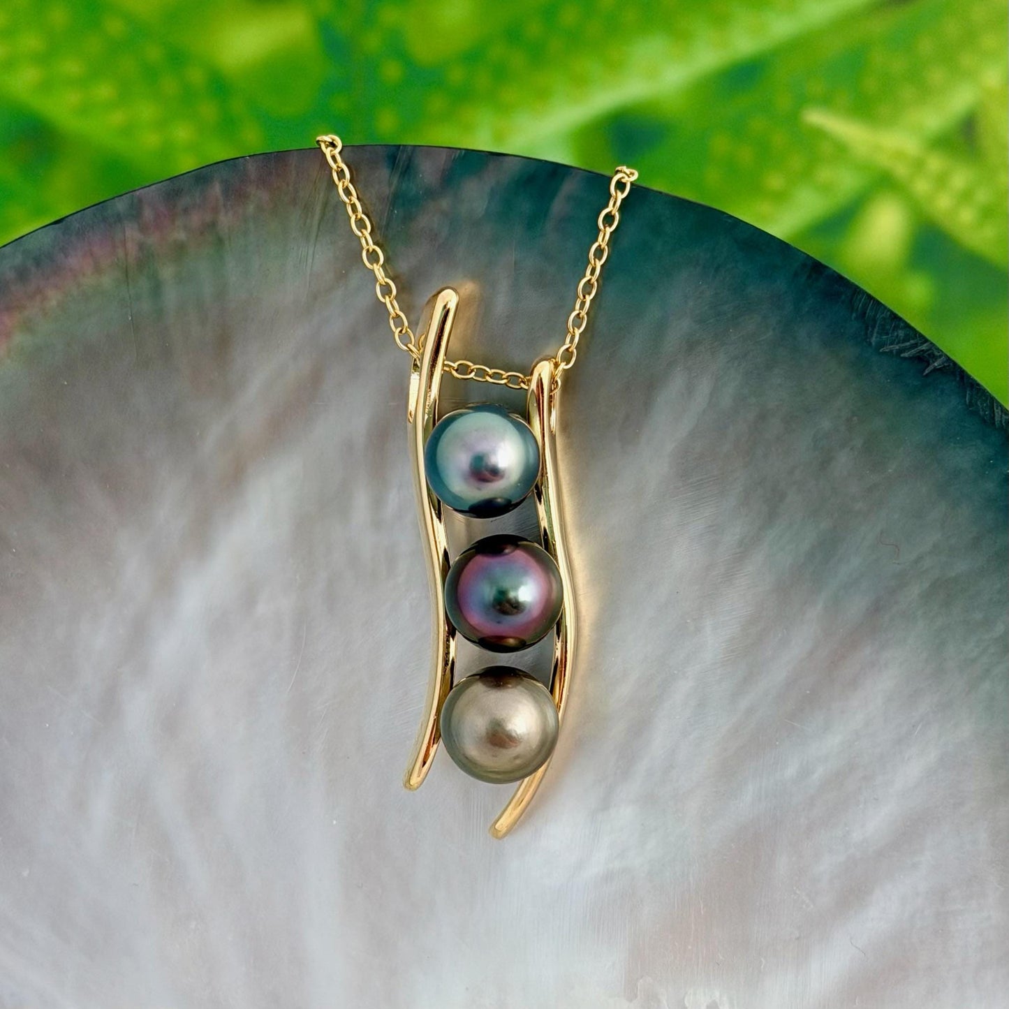 RARE Tahitian Pearl Necklace • Vibrant colors • Green, Aubergine, Gold