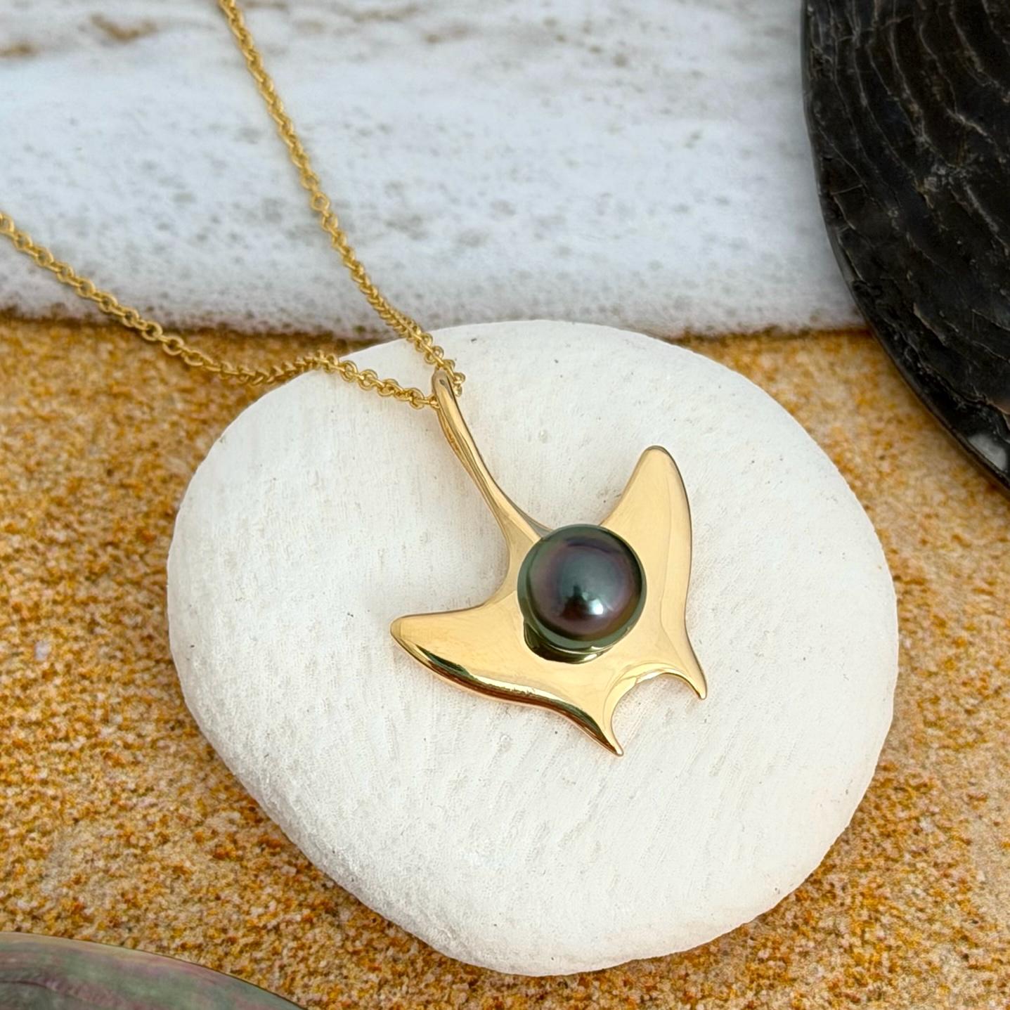 Tahitian pearl necklace • Manta Ray pendant • ocean jewelry • Hawaiian Aumakua • Yellow Gold