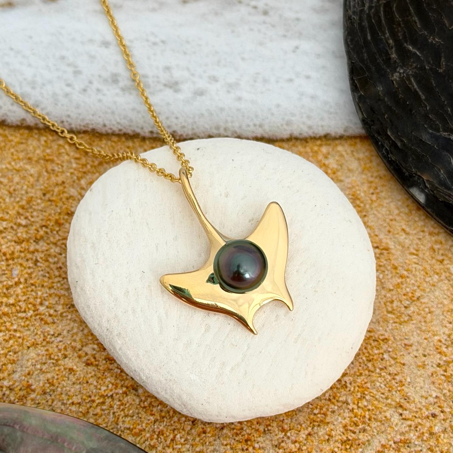 Tahitian pearl necklace • Manta Ray pendant • ocean jewelry • Hawaiian Aumakua • Yellow Gold