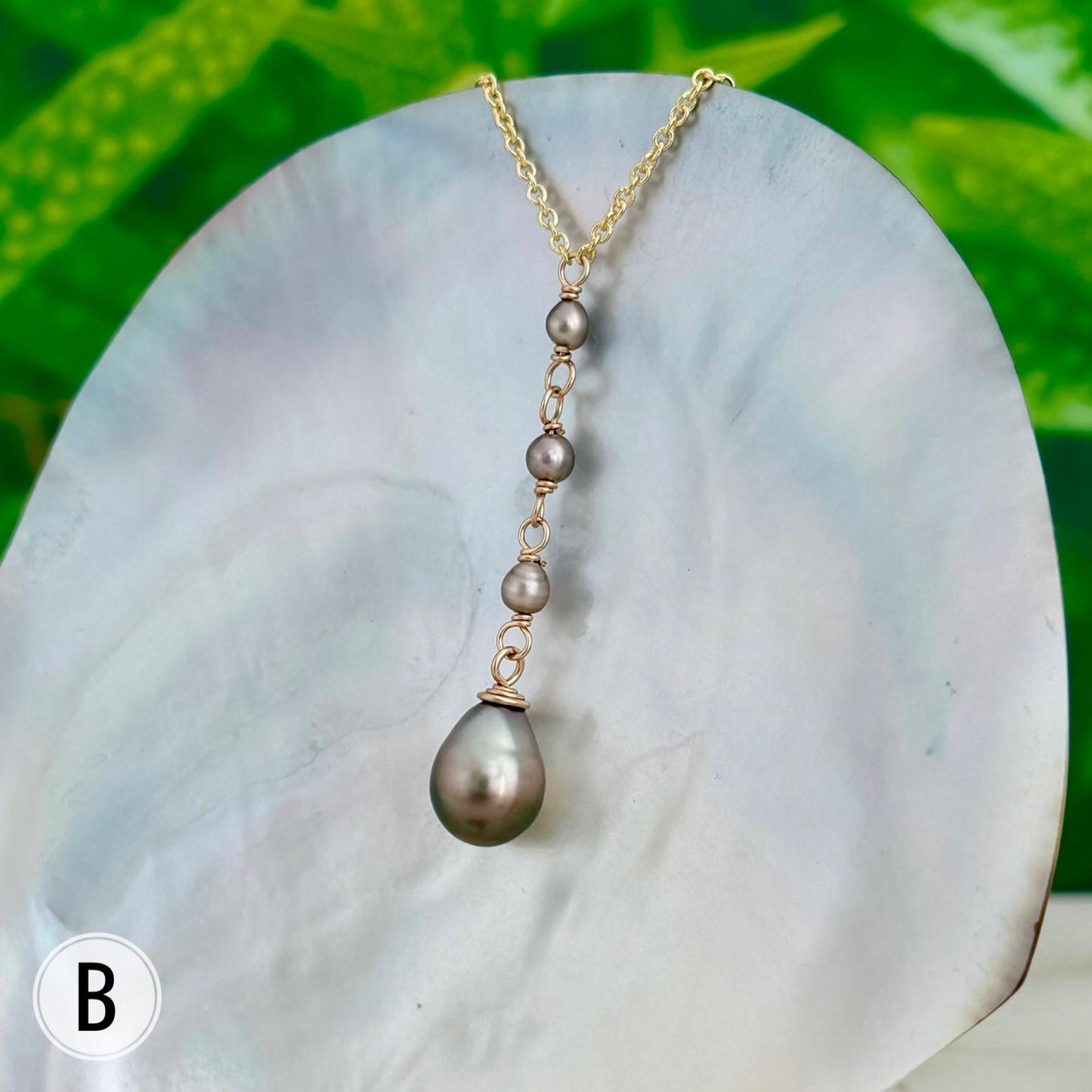 Tahitian pearl necklace • Gold filled chain with Keshi accents