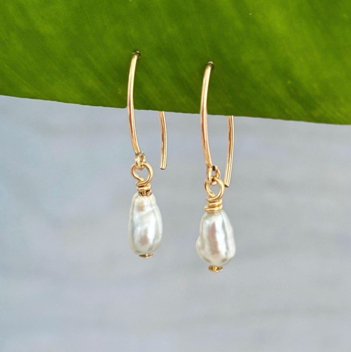 Keshi Tahitian pearl hook earrings • Short dangle • Gold filled