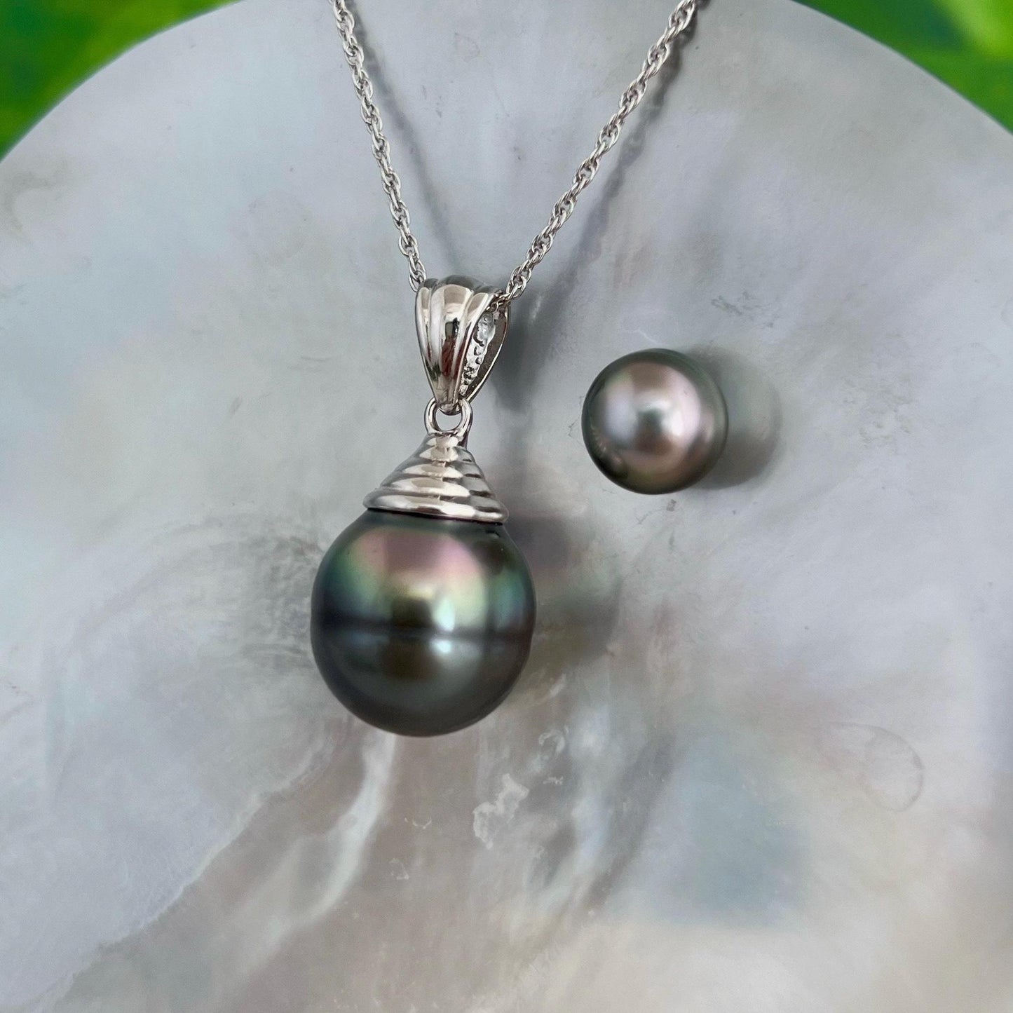 DOORBUSTER Large Near Flawless and Colorful Tahitian Pearl Pendant