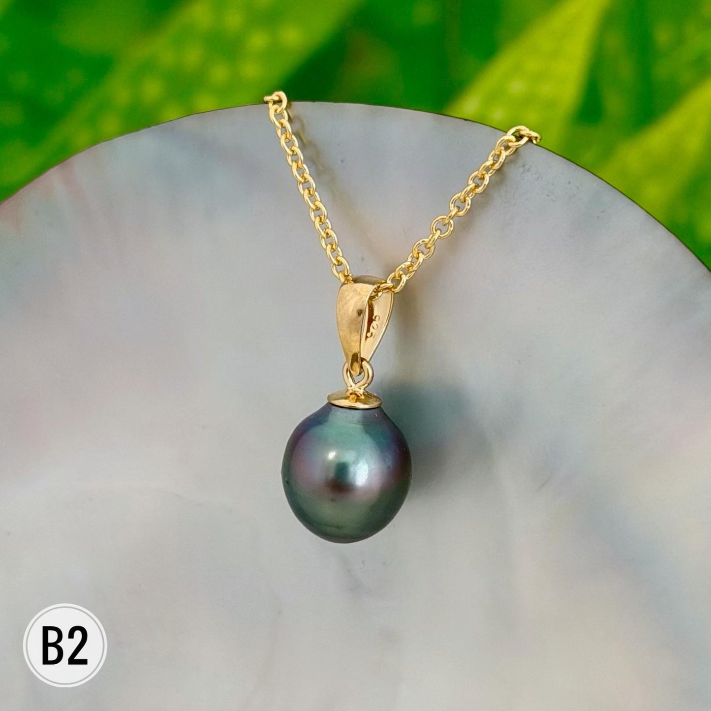 Tahitian Black Pearl Pendant: Gold vermeil • Casual jewelry