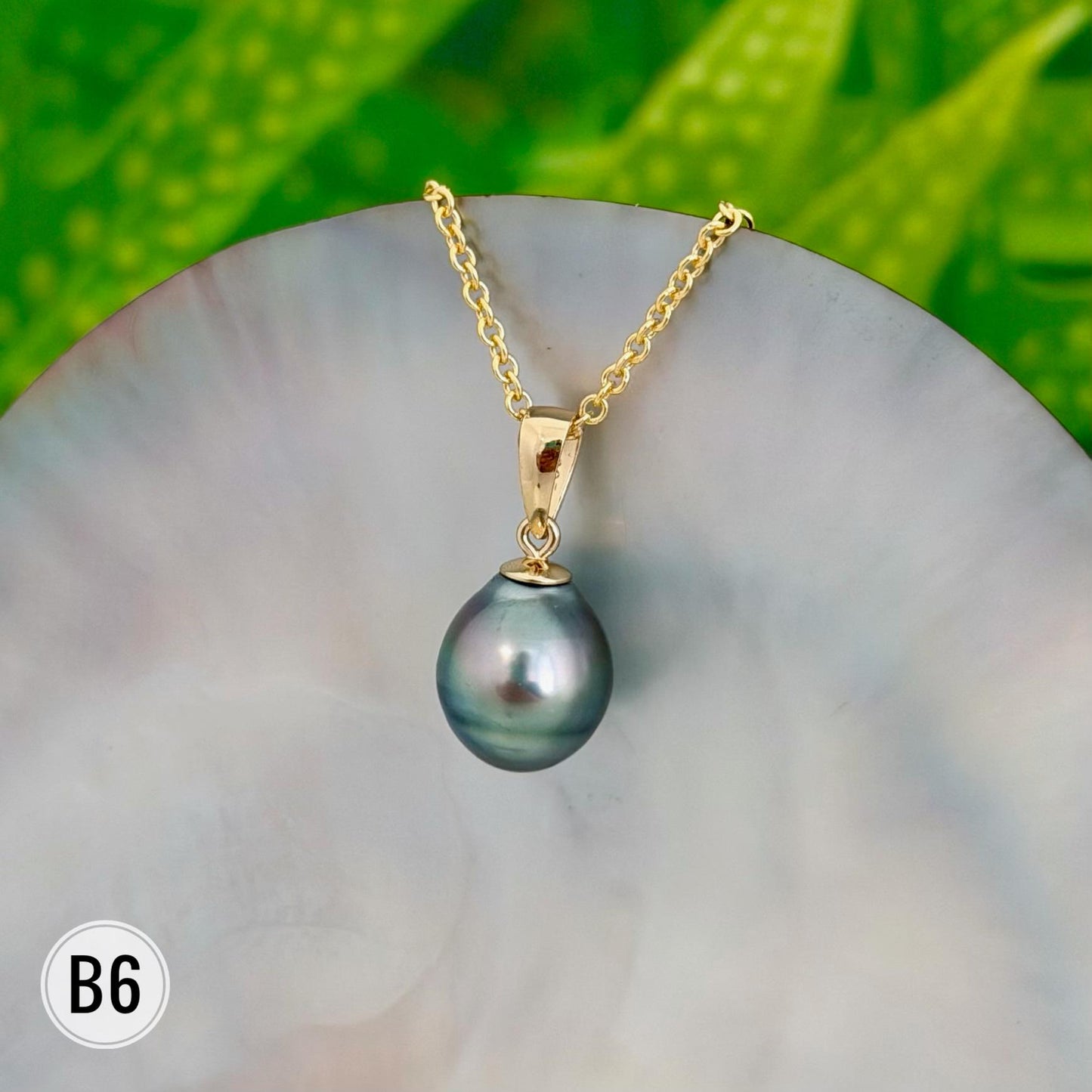 Tahitian Black Pearl Pendant: Gold vermeil • Casual jewelry