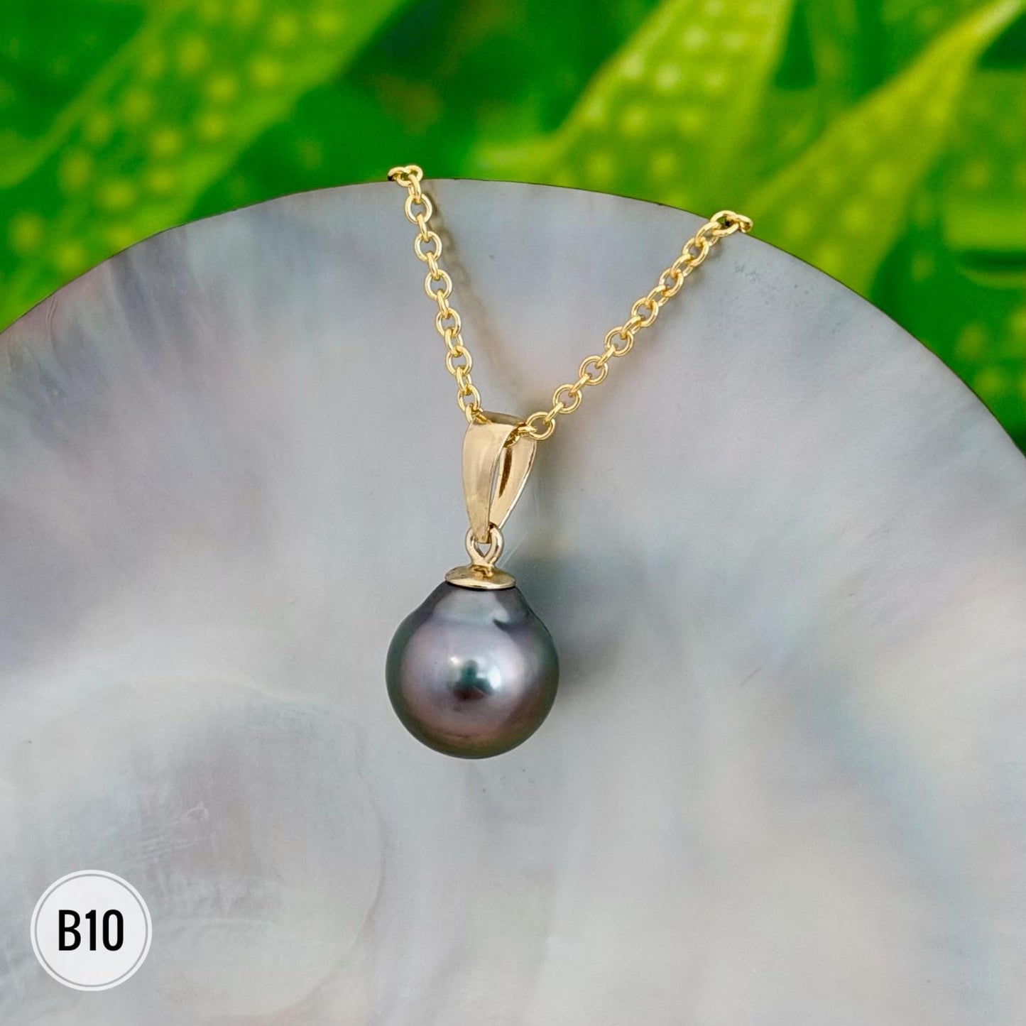 Tahitian Black Pearl Pendant: Gold vermeil • Casual jewelry