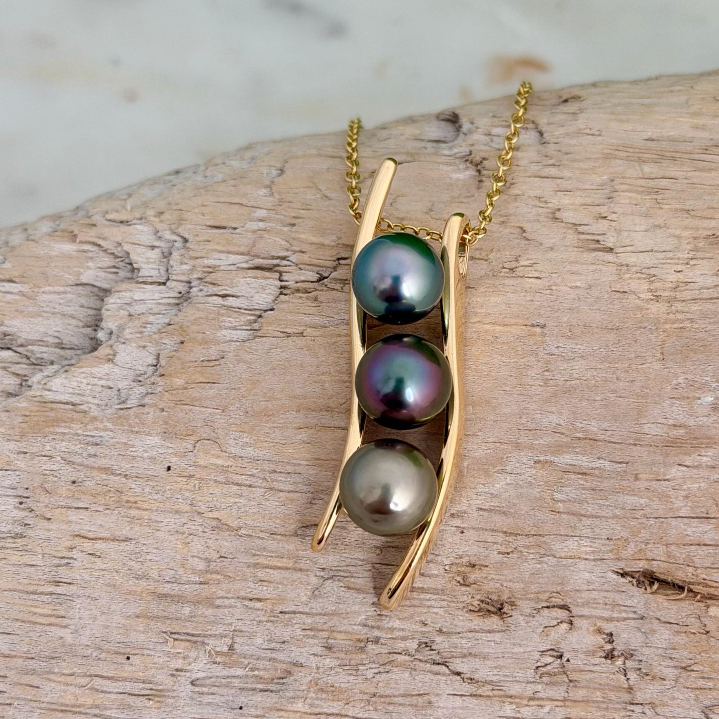 RARE Tahitian Pearl Necklace • Vibrant colors • Green, Aubergine, Gold