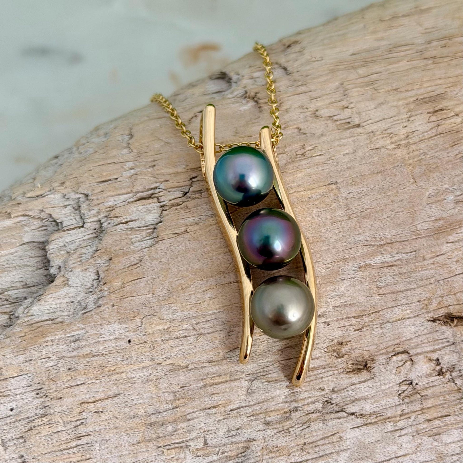 RARE Tahitian Pearl Necklace • Vibrant colors • Green, Aubergine, Gold