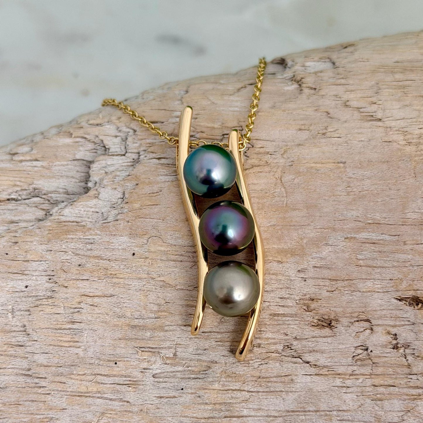 RARE Tahitian Pearl Necklace • Vibrant colors • Green, Aubergine, Gold