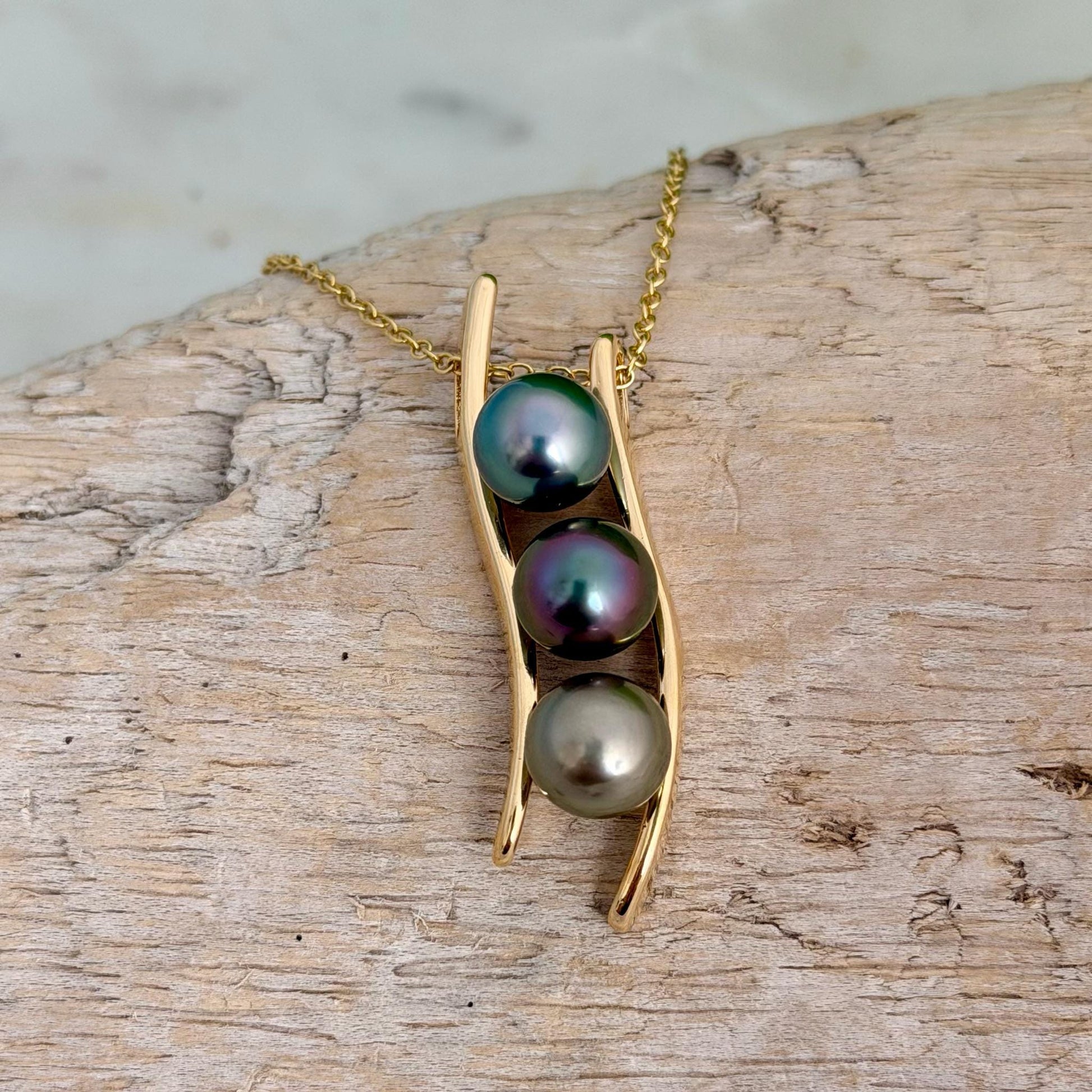 RARE Tahitian Pearl Necklace • Vibrant colors • Green, Aubergine, Gold