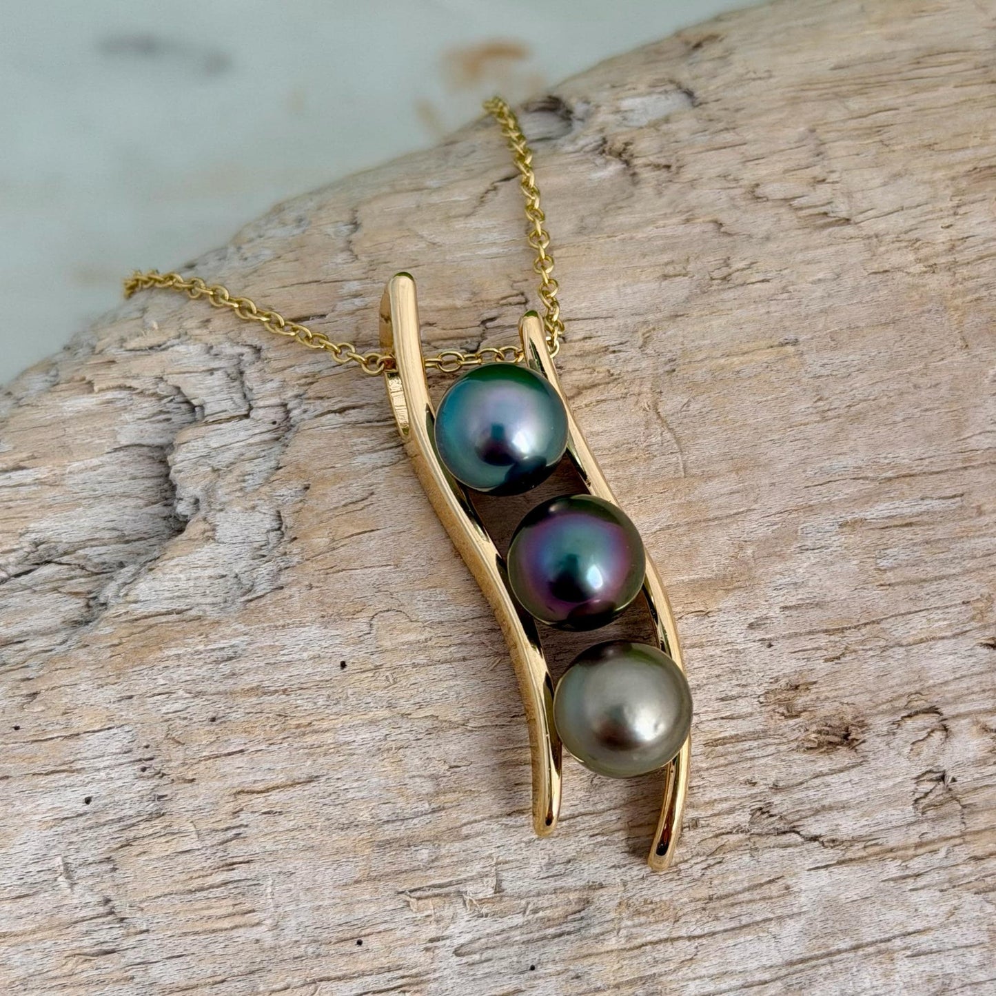 RARE Tahitian Pearl Necklace • Vibrant colors • Green, Aubergine, Gold