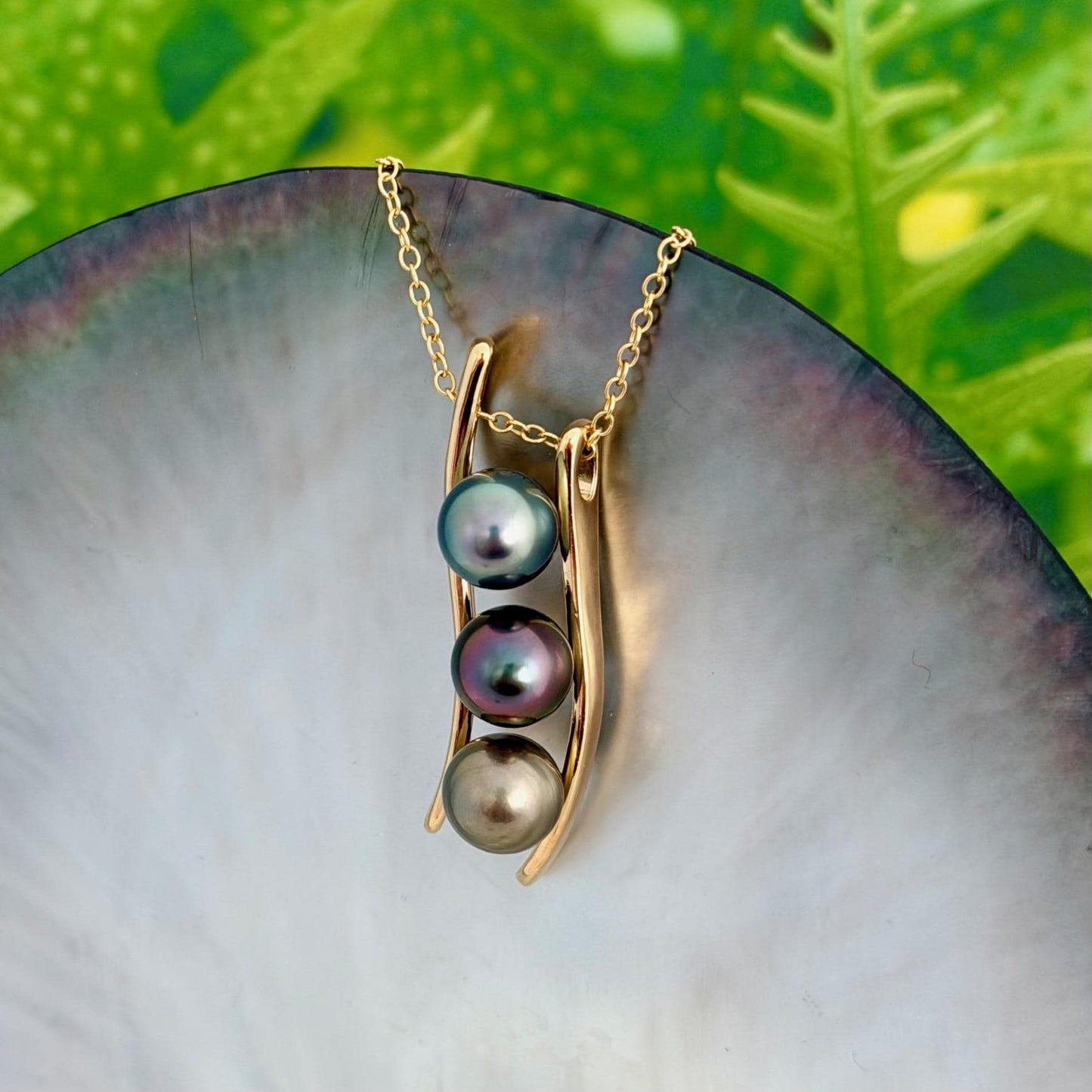 RARE Tahitian Pearl Necklace • Vibrant colors • Green, Aubergine, Gold
