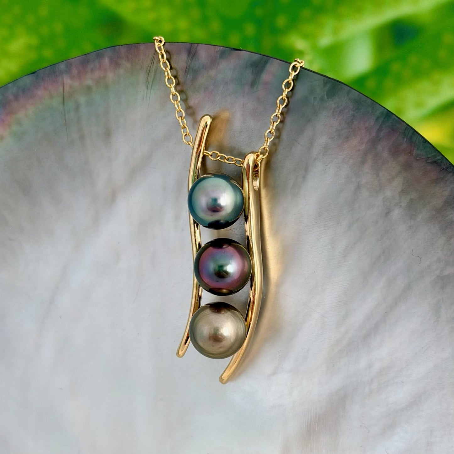 RARE Tahitian Pearl Necklace • Vibrant colors • Green, Aubergine, Gold