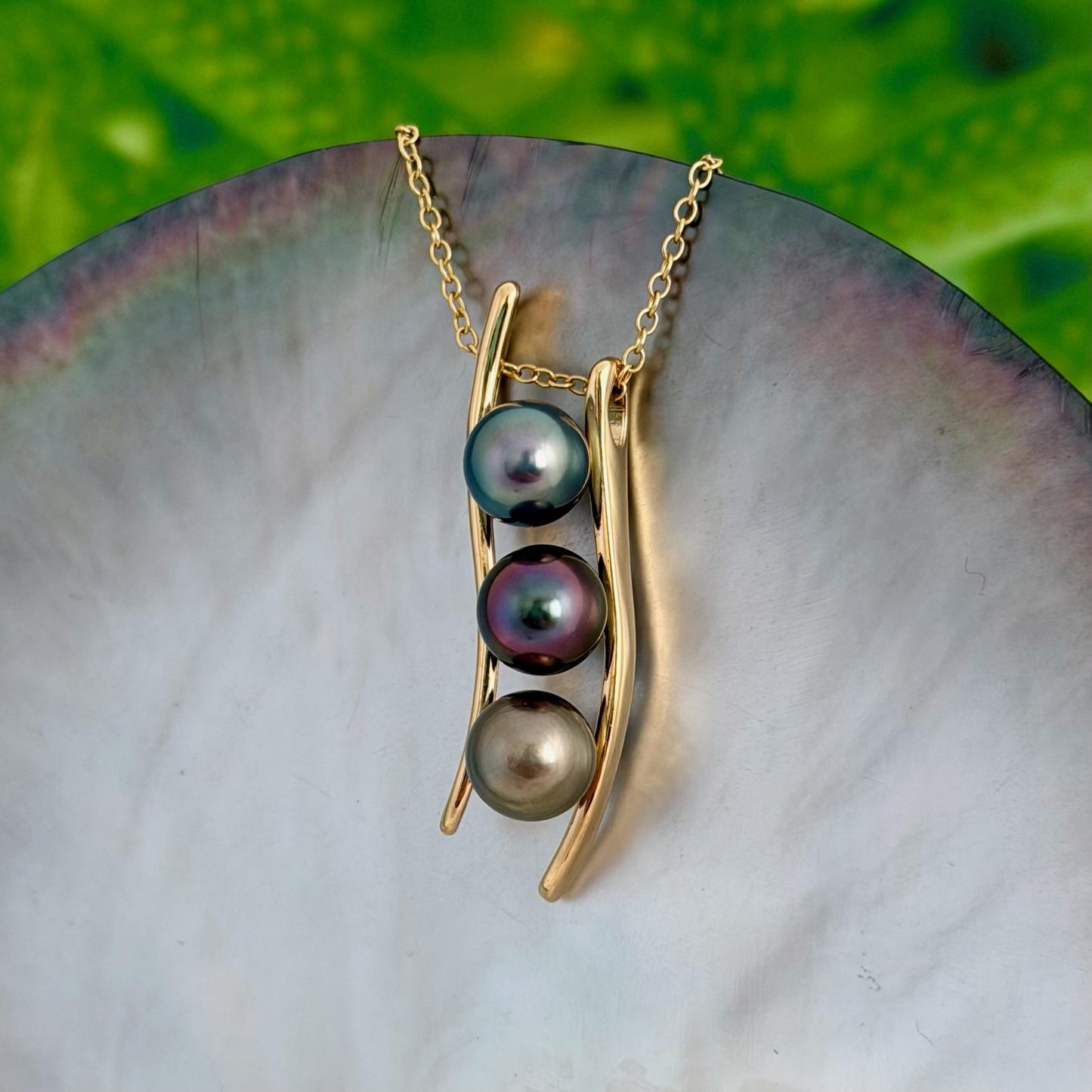 RARE Tahitian Pearl Necklace • Vibrant colors • Green, Aubergine, Gold