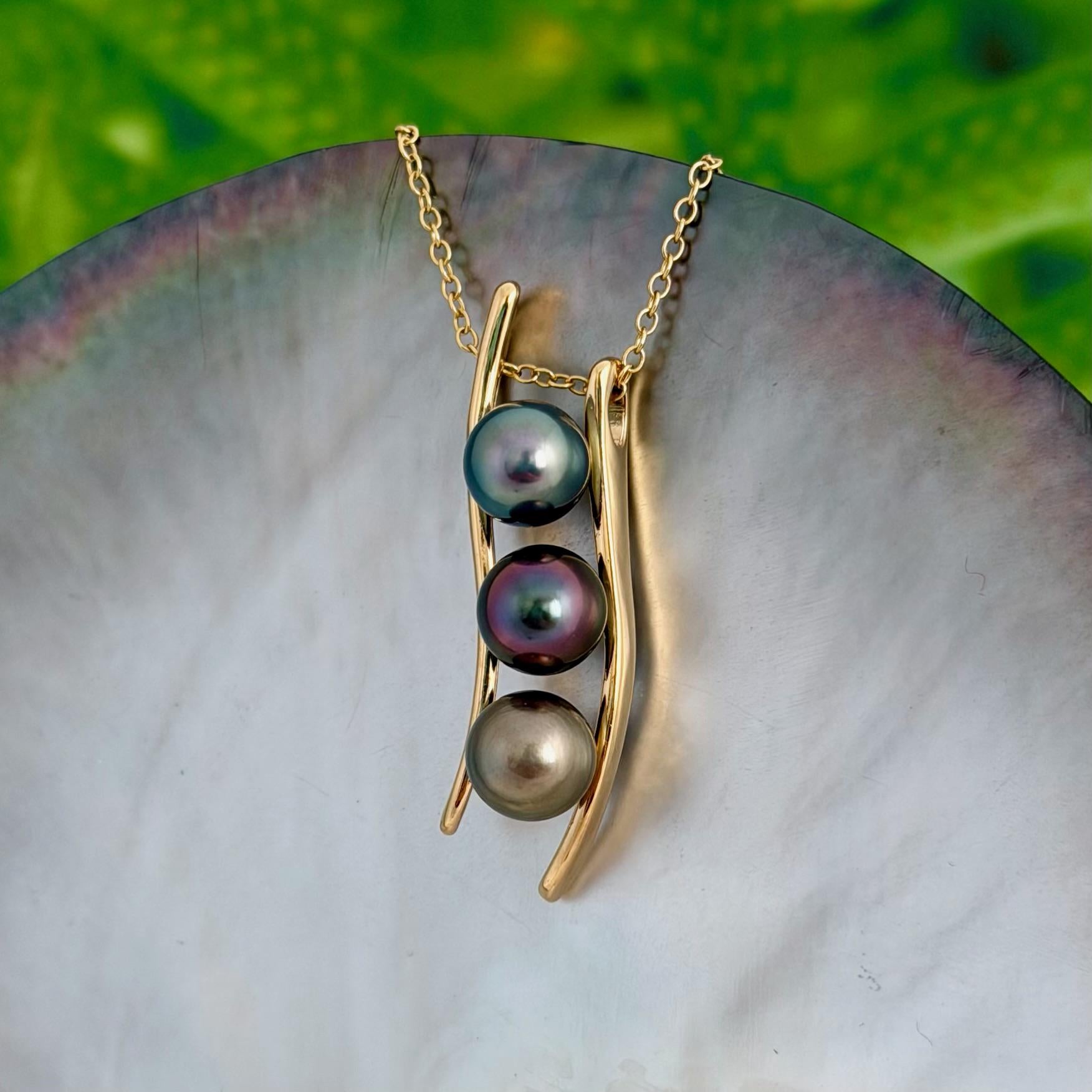 RARE Tahitian Pearl Necklace • Vibrant colors • Green, Aubergine, Gold
