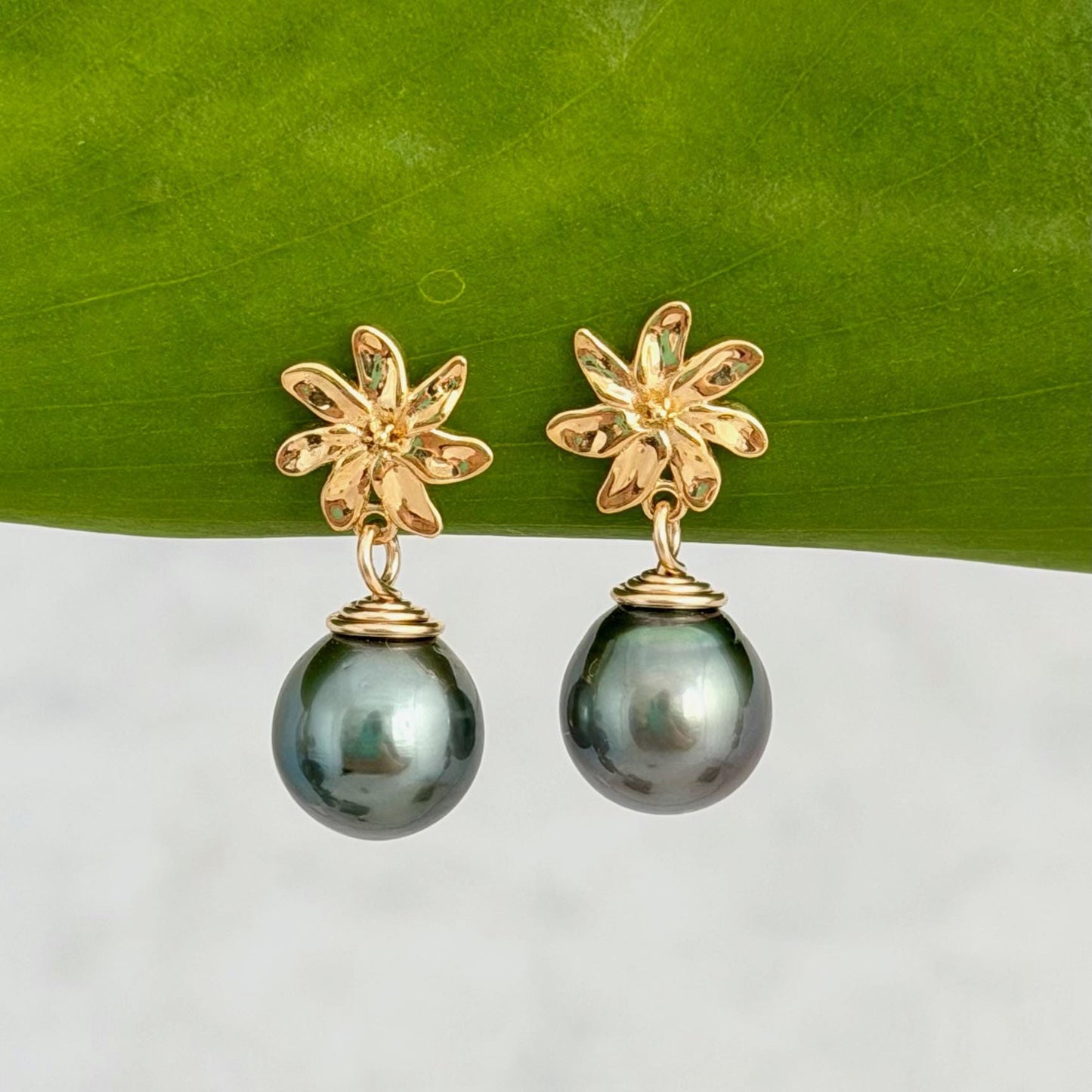 tiare stud earrings with tahitian black pearl