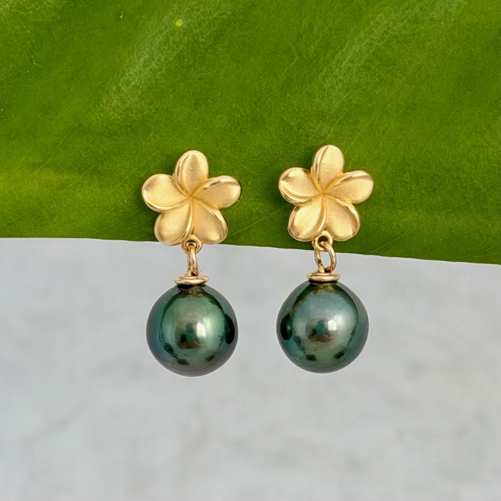 plumeria stud earrings in Gold vermeil with Tahitian pearls