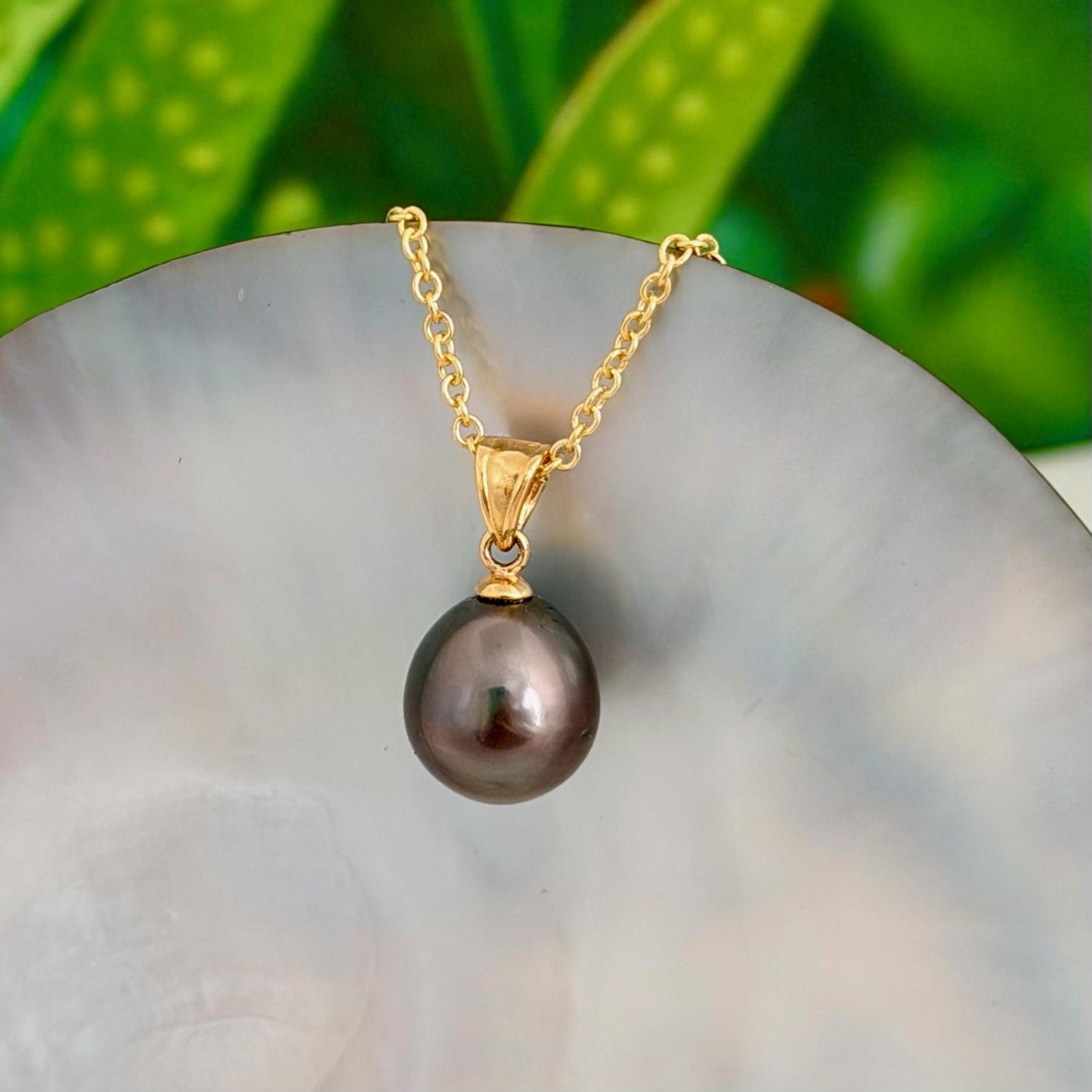 Tahitian Pearl Pendant : 10.2mm Dark Pink • Minimalist Necklace.