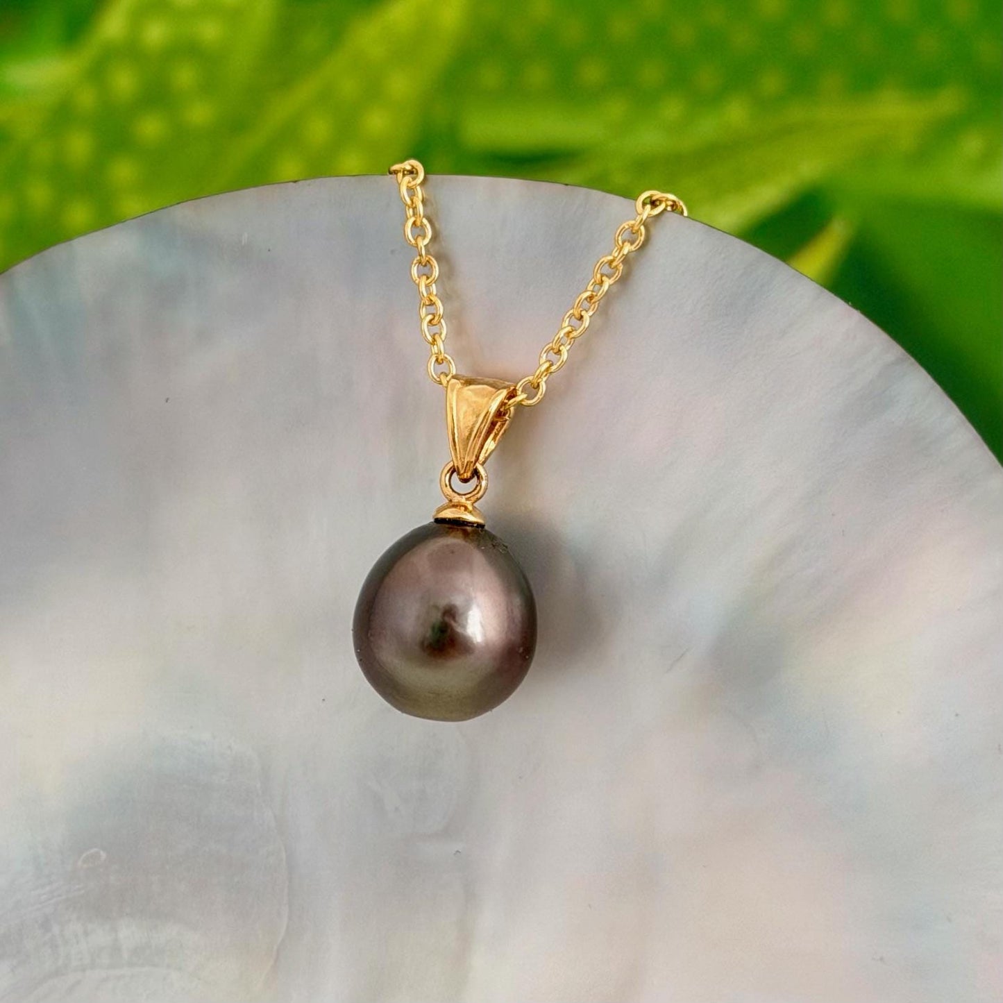 Tahitian Pearl Pendant : 10.2mm Dark Pink • Minimalist Necklace.
