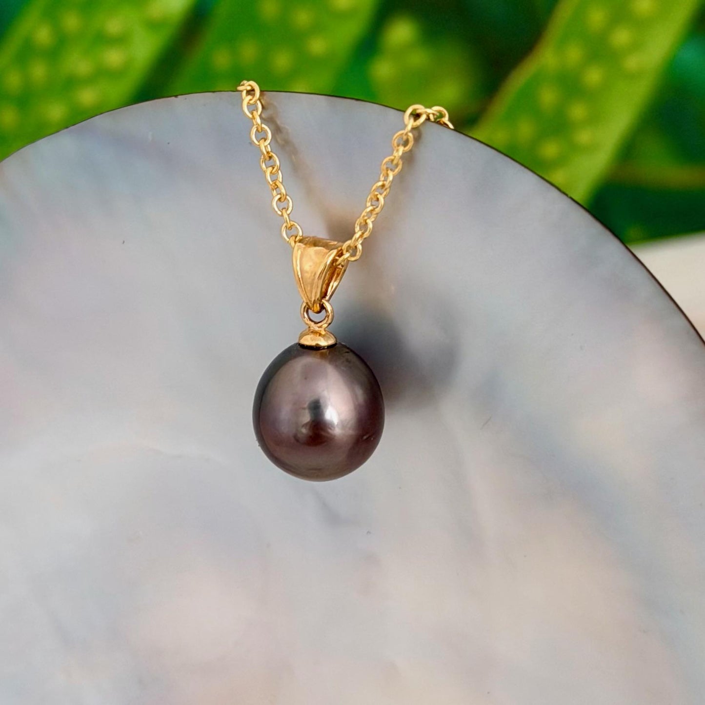 Tahitian Pearl Pendant : 10.2mm Dark Pink • Minimalist Necklace.