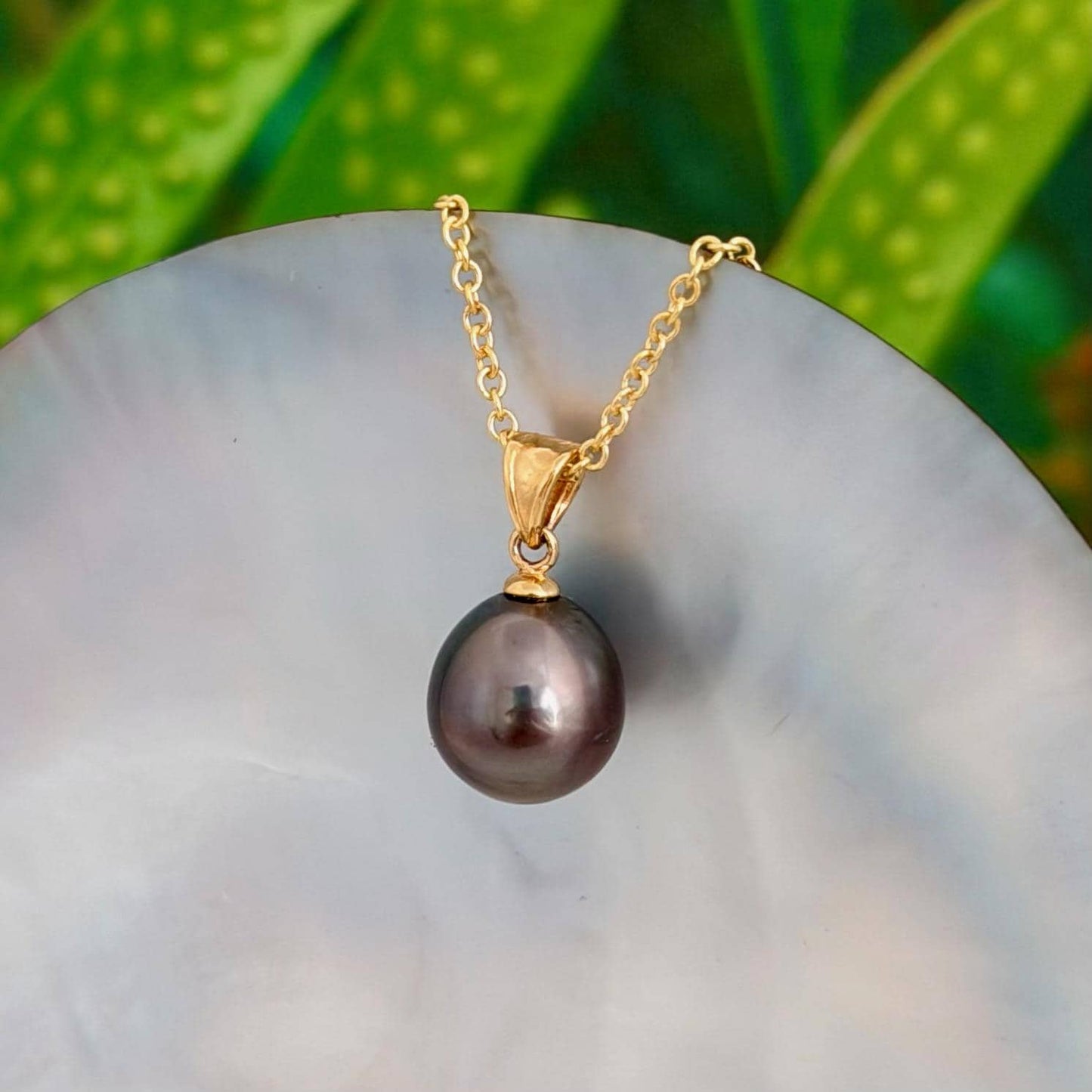 Tahitian Pearl Pendant : 10.2mm Dark Pink • Minimalist Necklace.